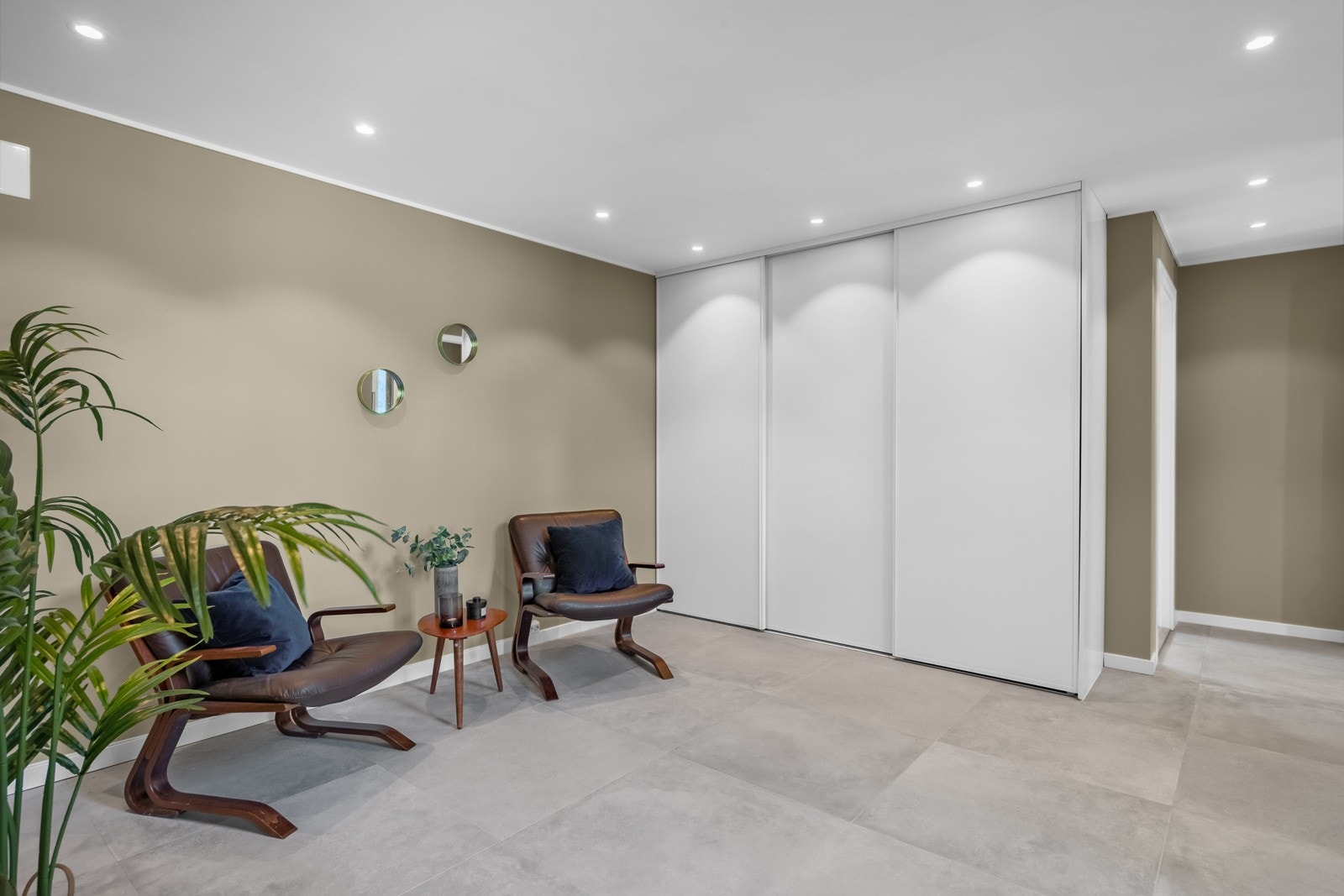 Entréens størrelse gir rikelig med plass til oppbevaring av sko- og yttertøy Galleribilde