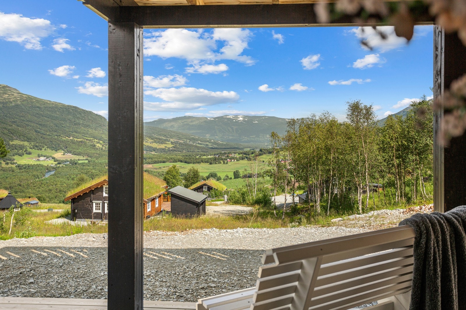 Fra eiendommen er det flott utsikt mot Oppdal sentrum Galleribilde