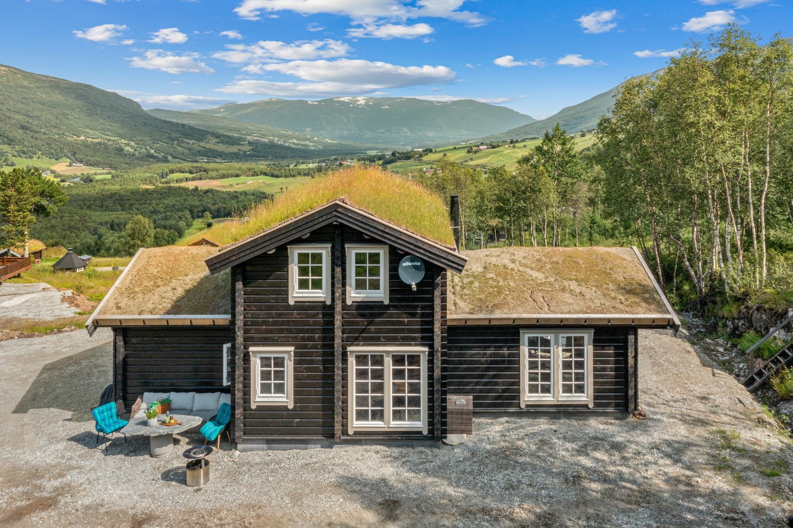 Ny laftet hytte fra 2024 beliggende i et mindre og nyere hytteområde 10 minutter sør for Oppdal sentrum Galleribilde