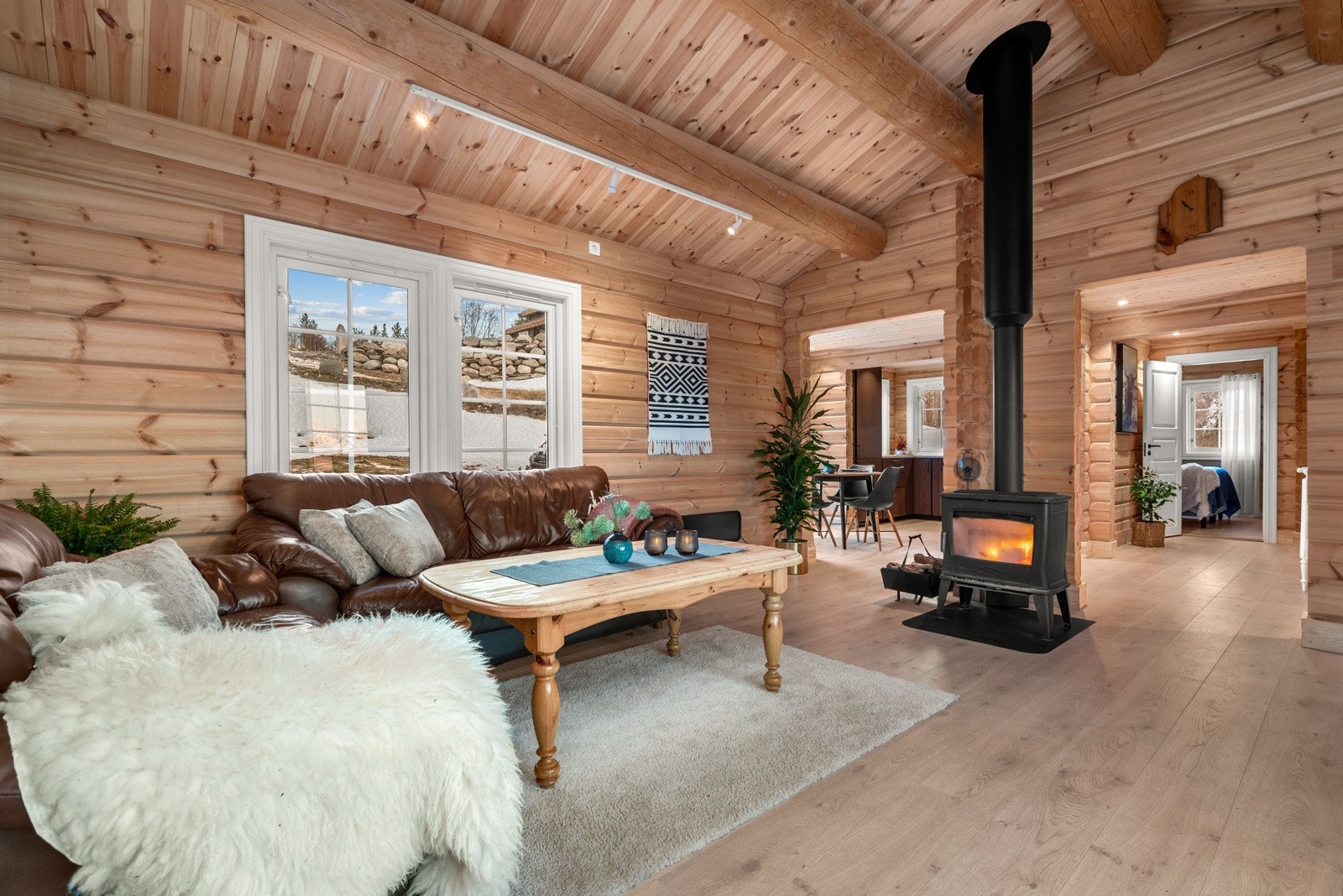 Store vindusflater og god takhøyde i stuen gir en god romfølelse og gode lys-og utsiktsforhold Galleribilde