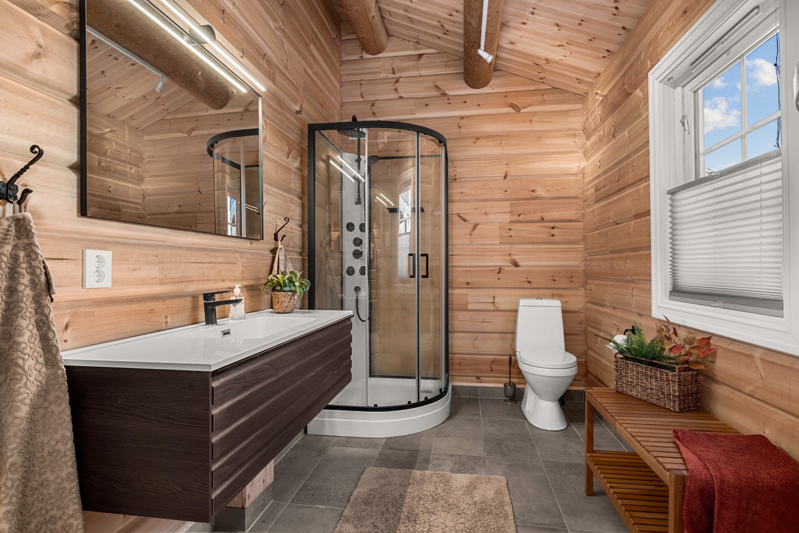 Flott og romslig bad med flislagt gulv med varme Galleribilde