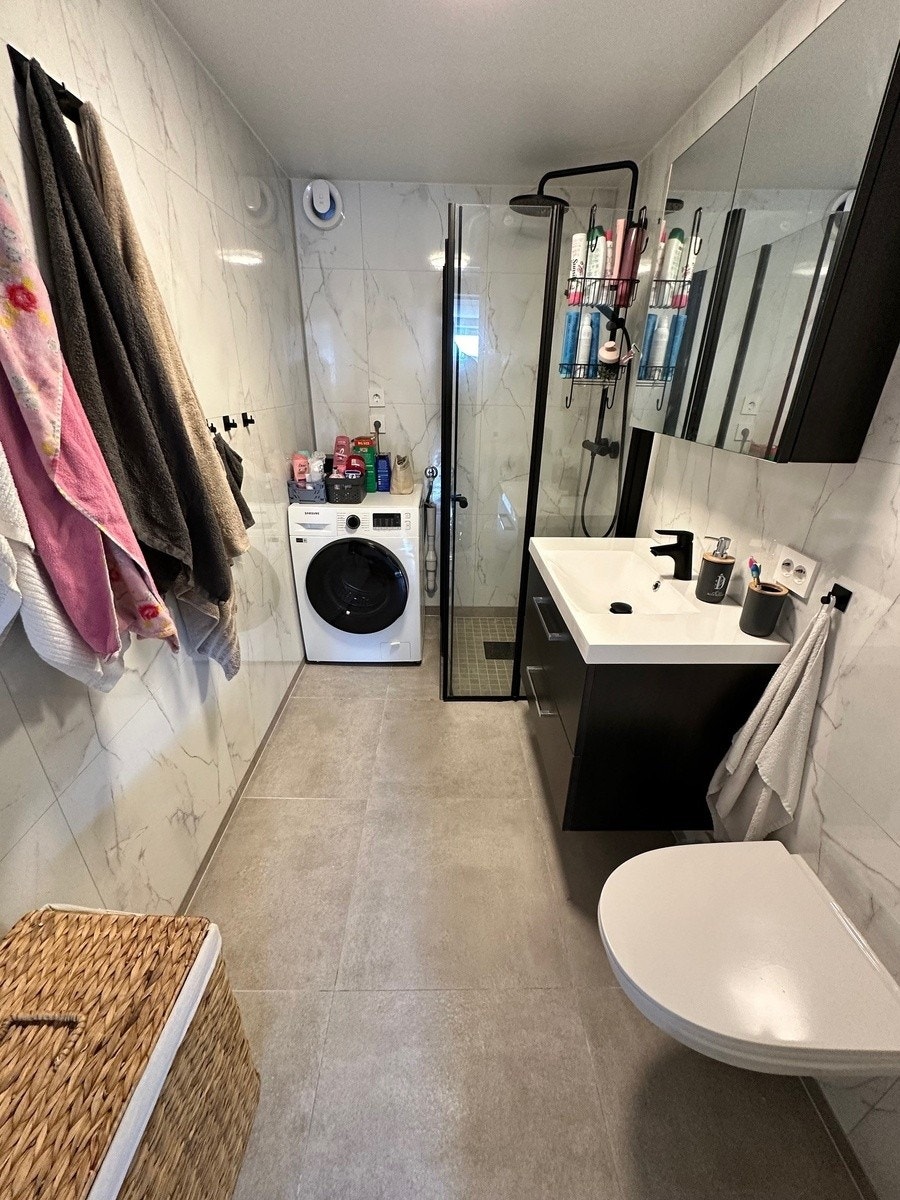 Bad med vask/tørkemaskin Galleribilde