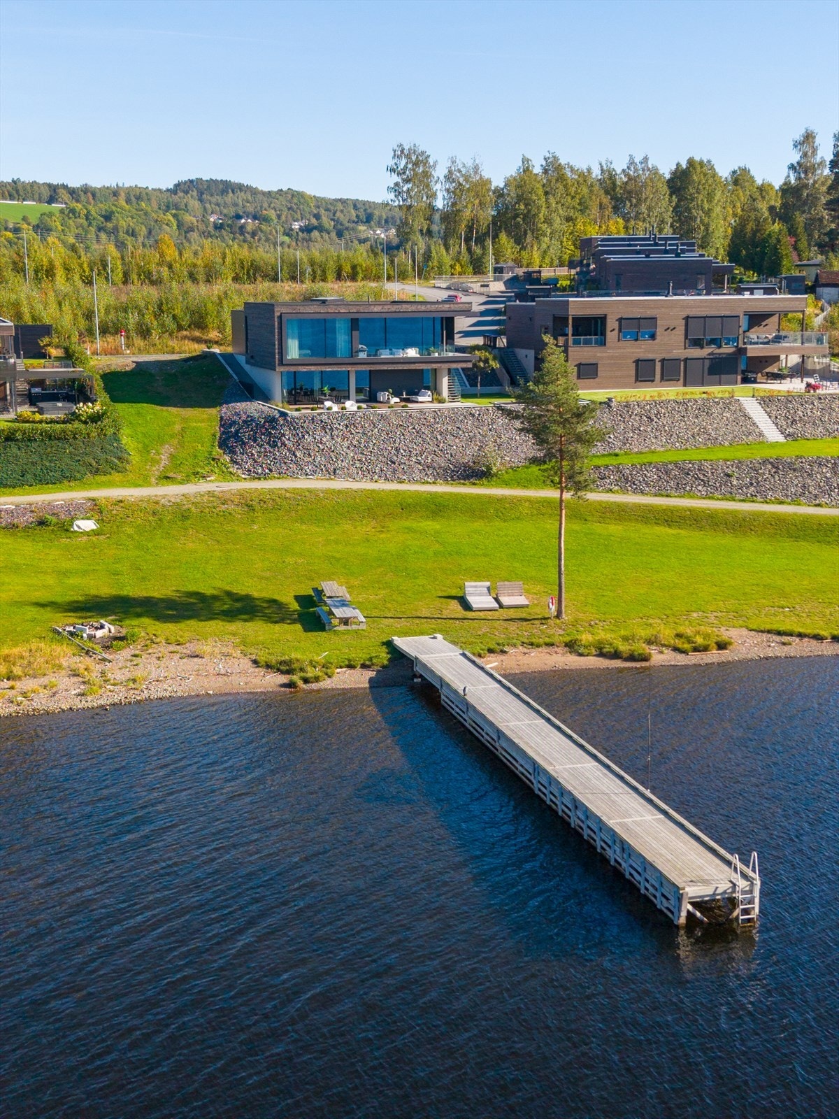 Nærhet til Mjøsa- Kun få skritt fra boligen finner du badebrygge og båtplass tilknyttet vellet - et unikt tilbud for beboerne i området. Galleribilde