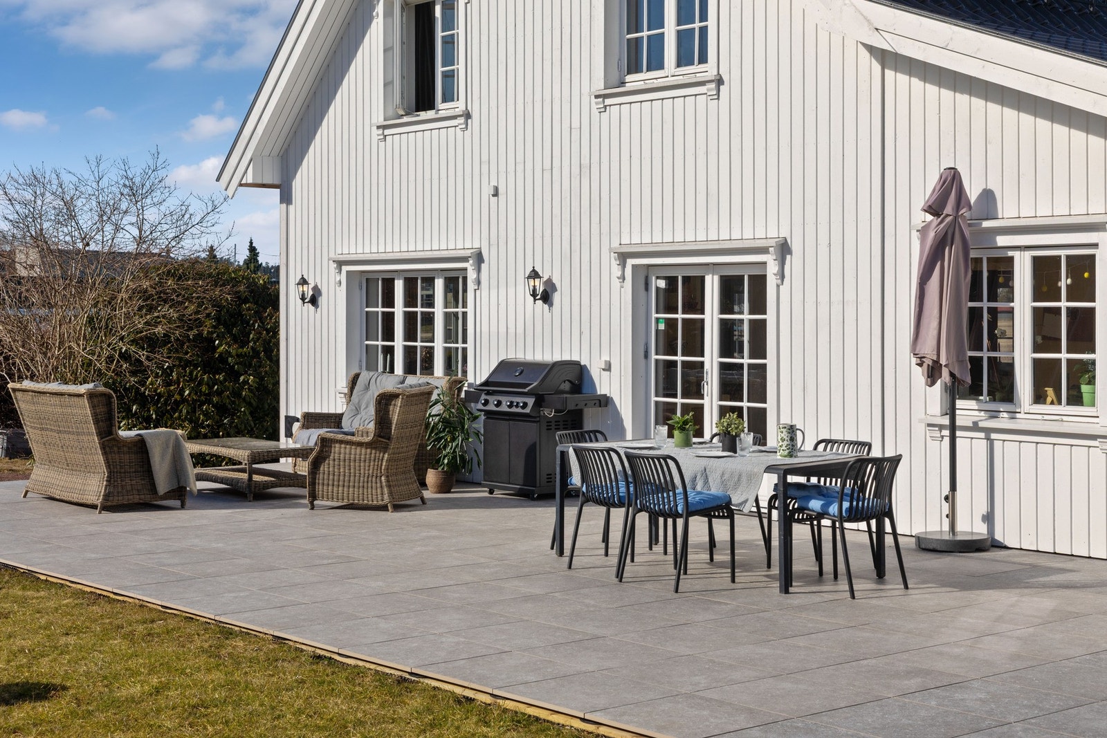 Sydvendt terrasse med sol hele dagen. Galleribilde