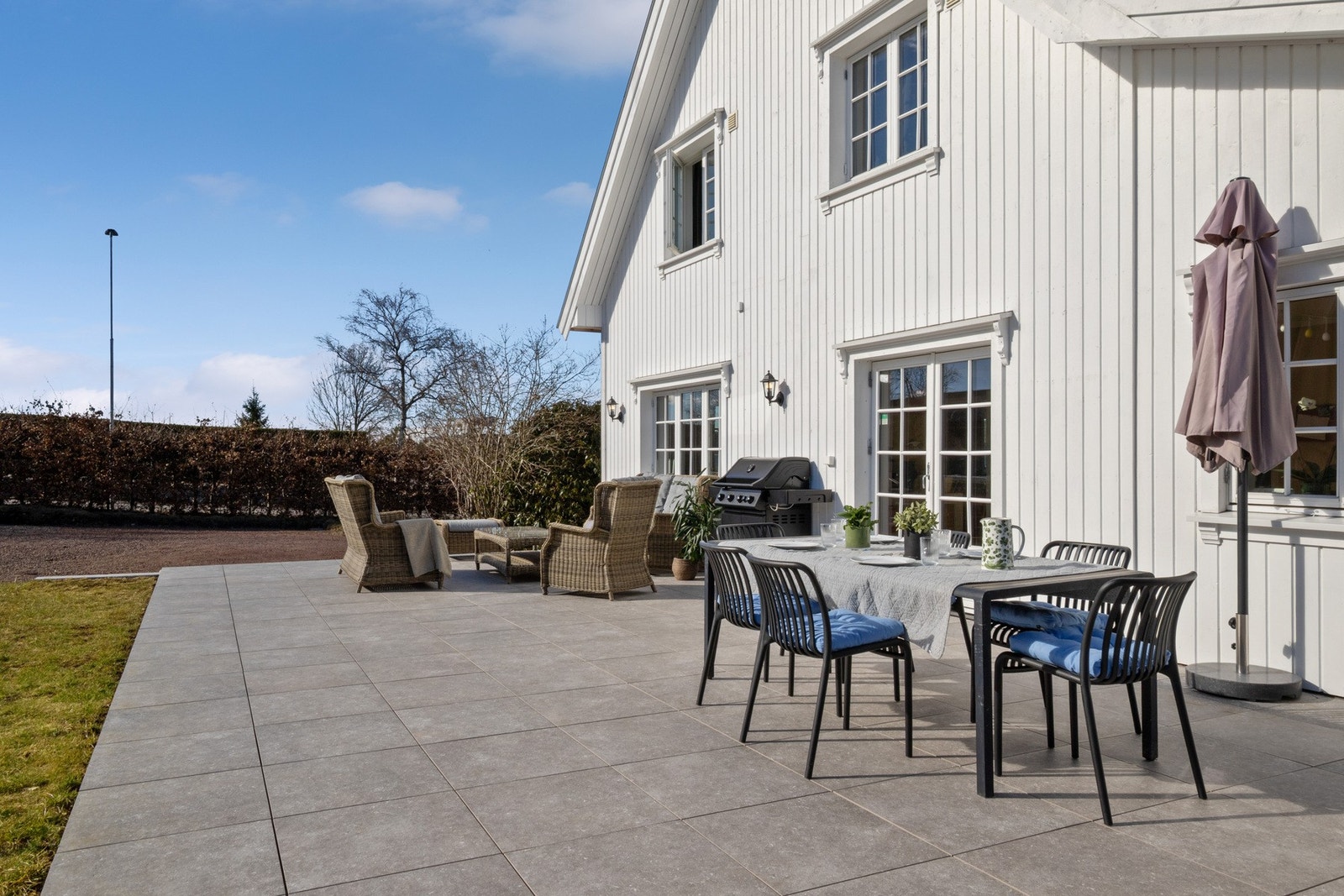 Stor flislagt terrasse med minimalt behov for vedlikehold Galleribilde