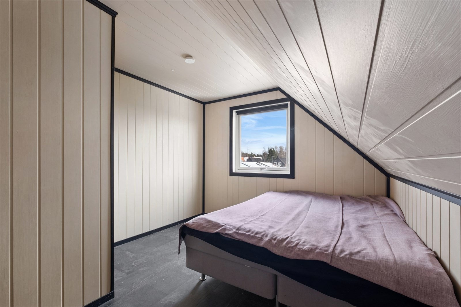 Boligen har en familievennlig planløsning med alle tre soverommene i samme etasje. Galleribilde