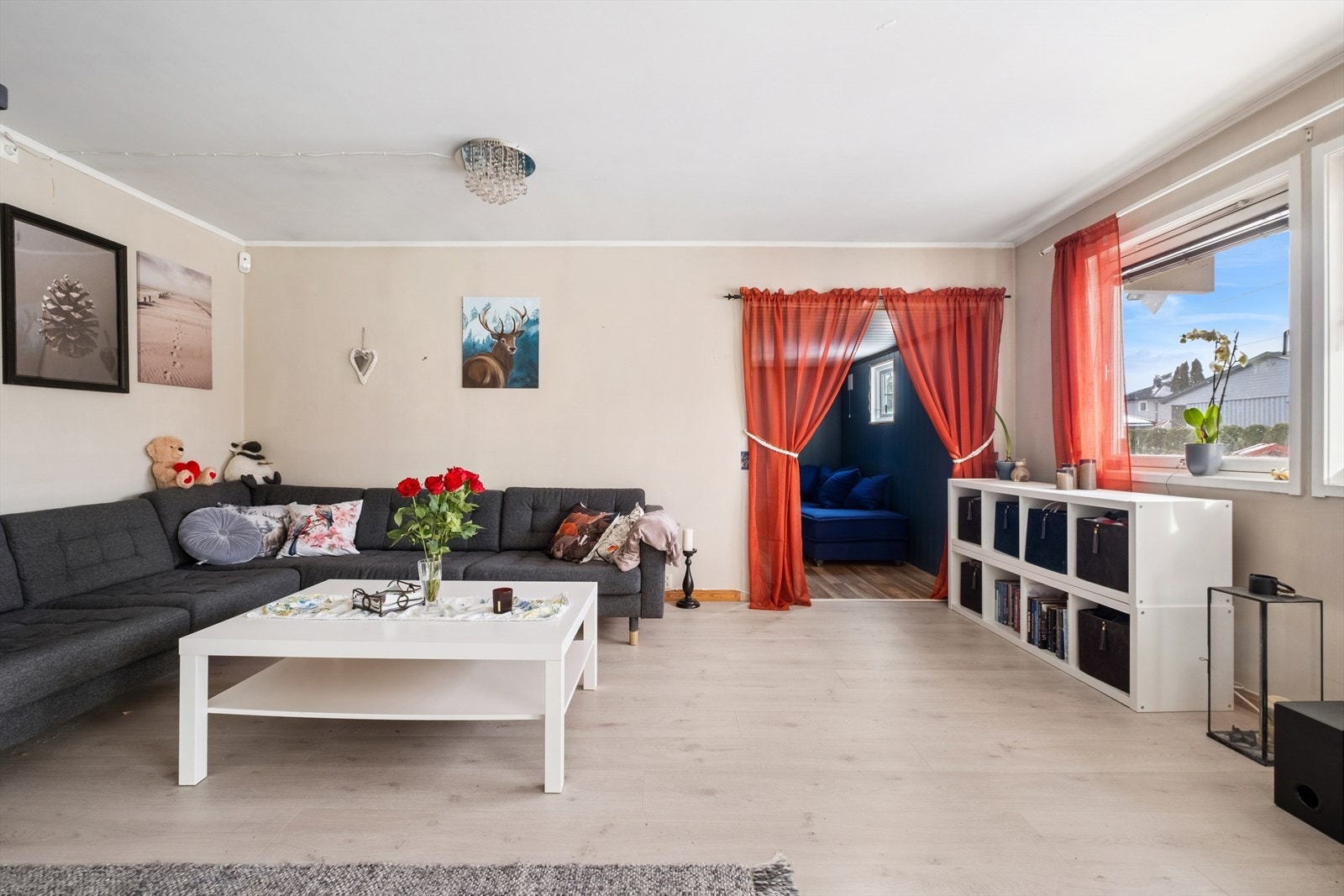 Det er også god plass til en stor og hyggelig sofagruppe. Galleribilde