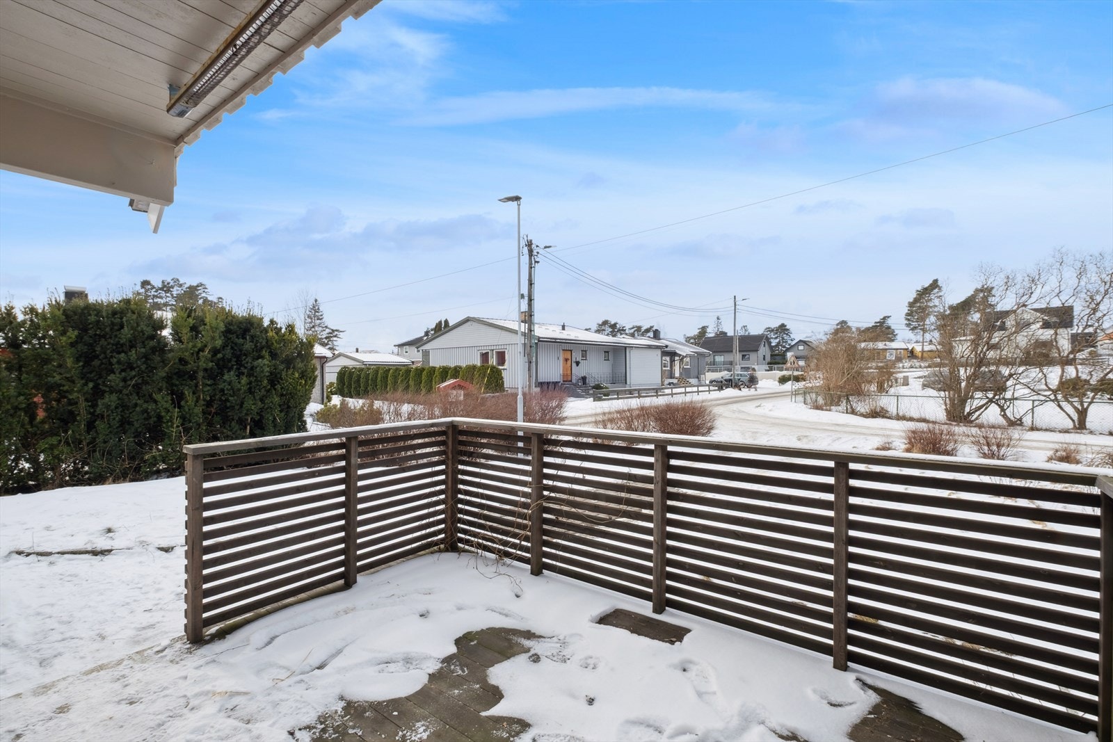 Stor vestvendt terrasse på hele 10kvm. Her har man svært gode solforhold på ettermiddagen og på kveldstid. Galleribilde