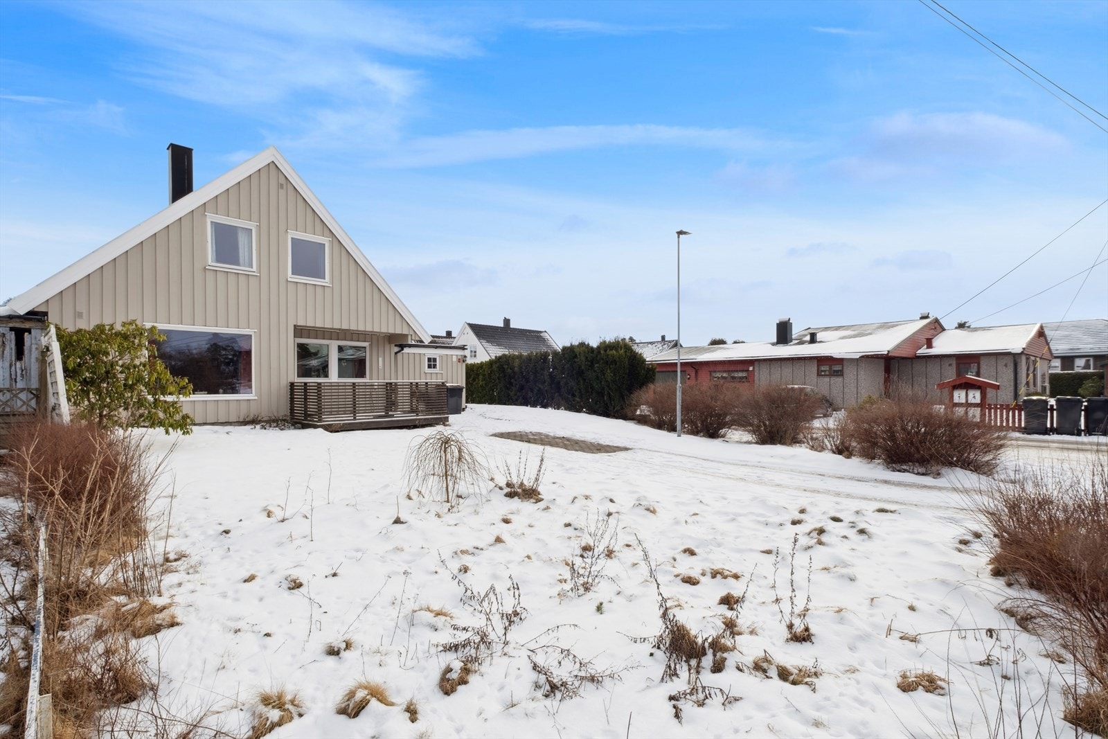 Boligen har også en stor hage med hekk rundt. Her kan de små kan leke på i trygge omgivelser. Galleribilde