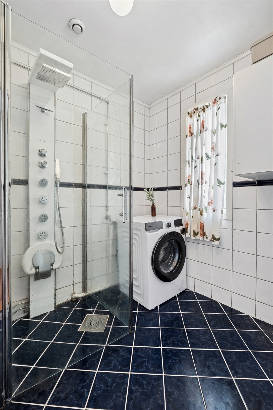 Man har også et flislagt baderom med gulvvarme, dusjhjørne med innfellbare glassdører og opplegg for vaskemaskin. Galleribilde