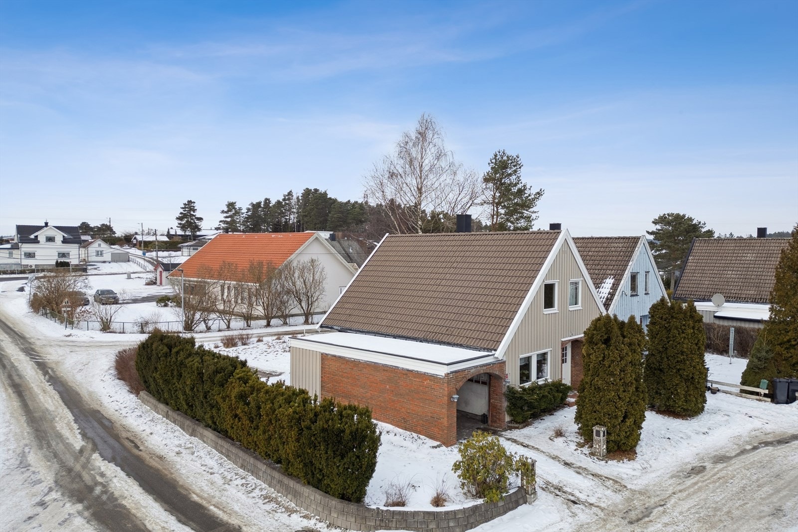 Boligen har en barnevennlig og populær beliggenhet i blindvei. Galleribilde