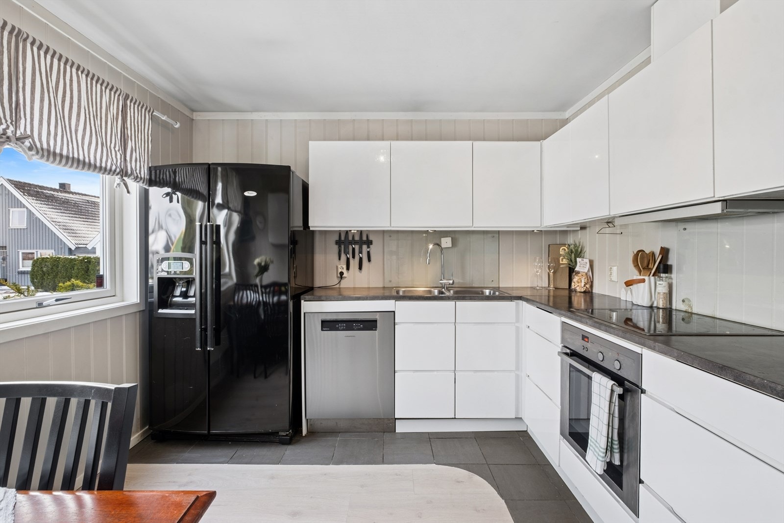 Kjøkkenet er adskilt fra stuen, og har rikelig med både skap- og benkeplass. Galleribilde