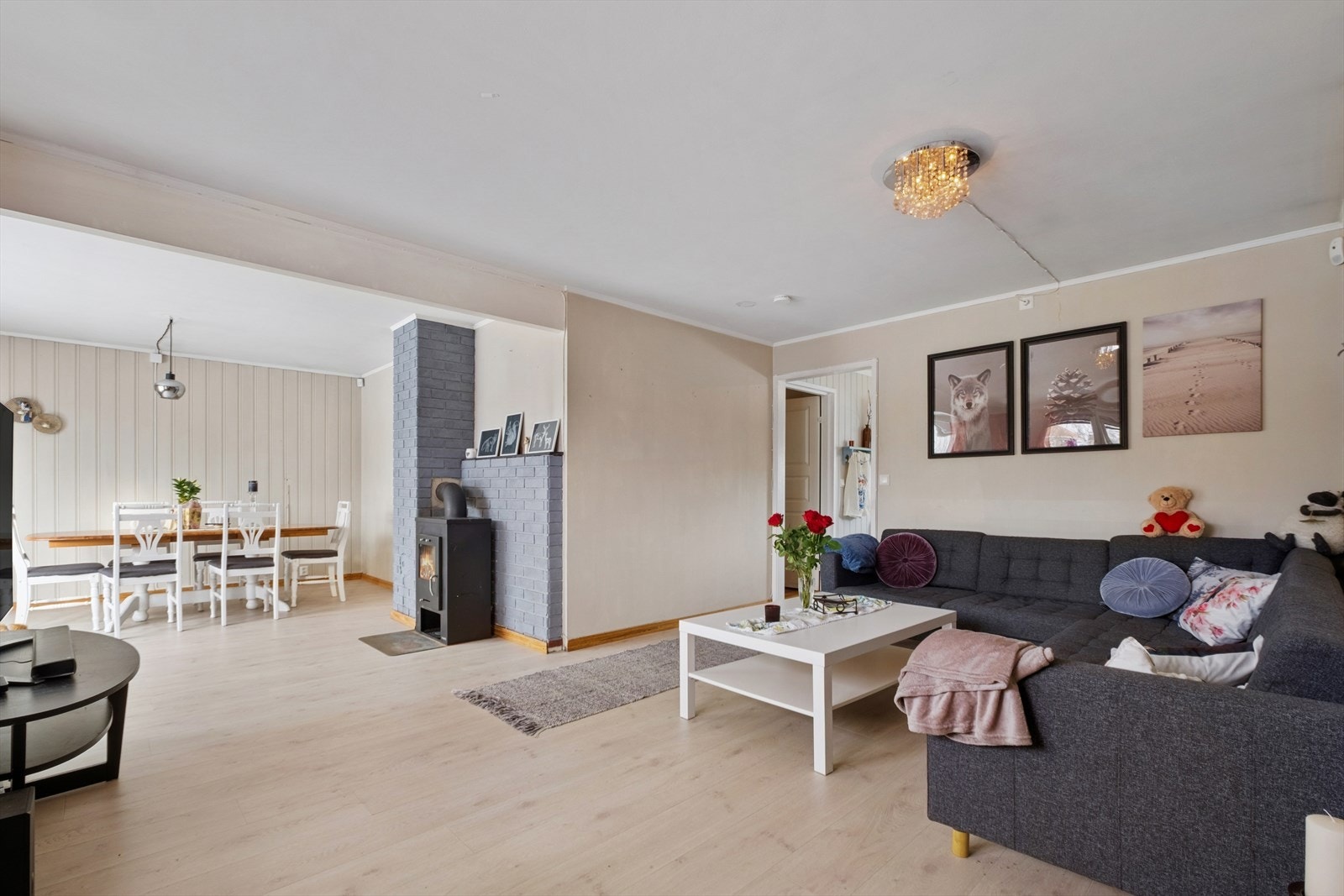 Stuen fremstår som romslig og har en god planløsning som gjør det enkelt å innrede de ulike sonene etter eget ønske. Galleribilde