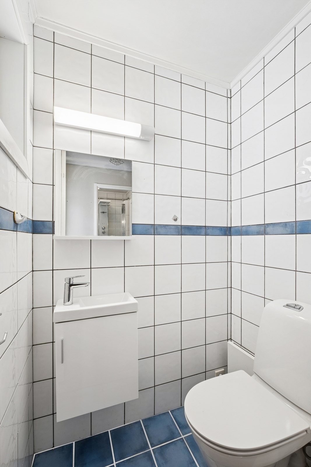 Her har du et flislagt toalettrom med wc og servant. Galleribilde