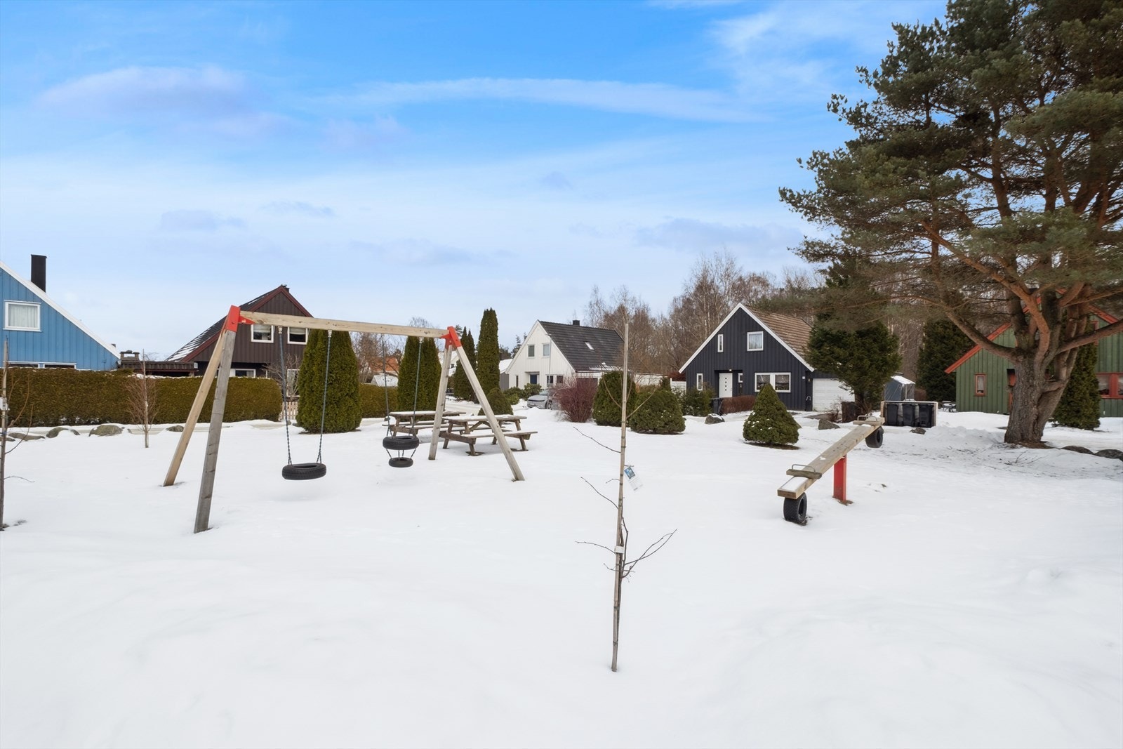 Like ved boligen er det en stor og flott lekeplass, som passer perfekt for barnefamilier! Galleribilde