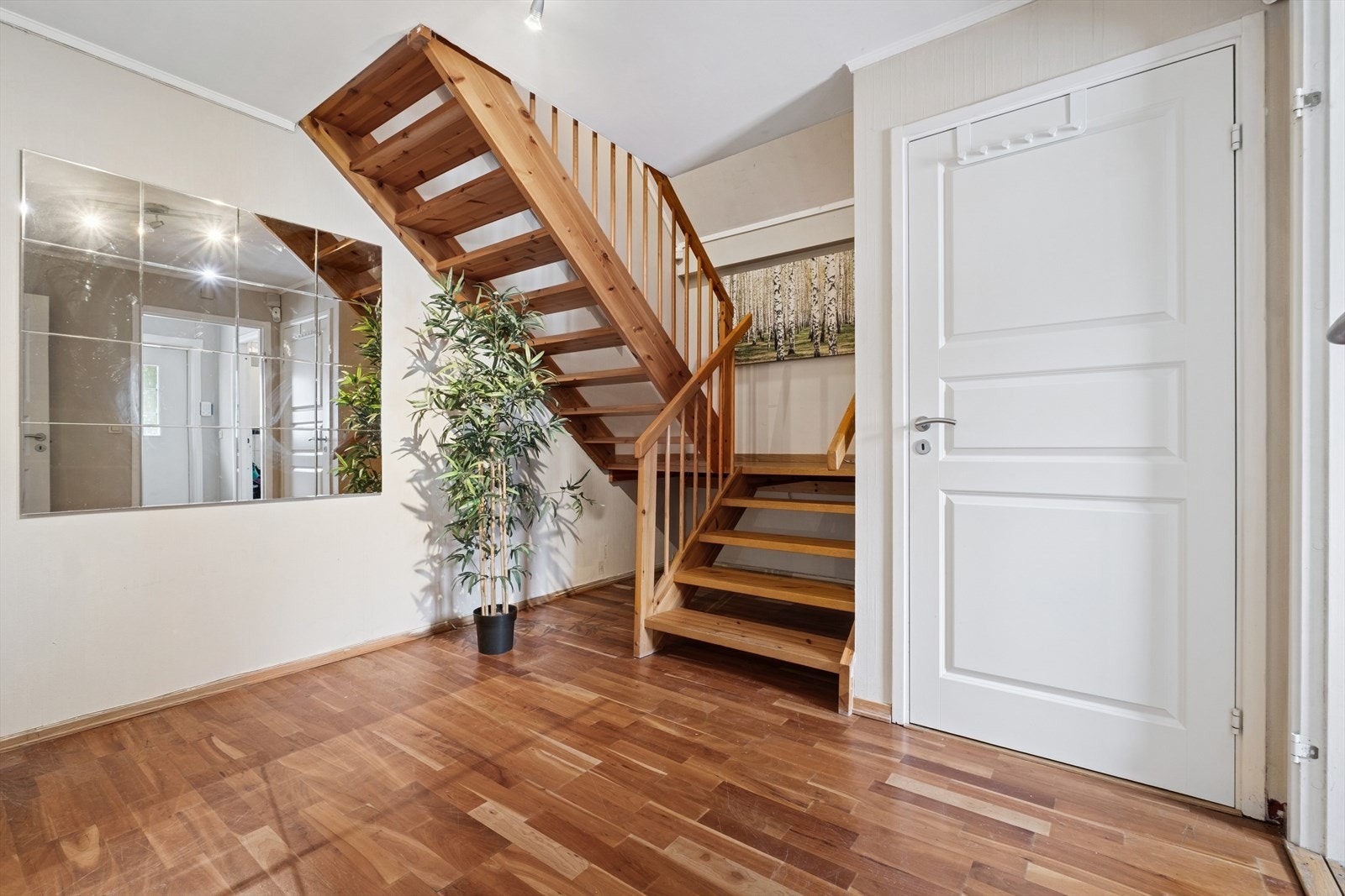 Entréen og gangen har god plass til yttertøy og sko, samt mulighet for skyvedørsgarderobe. Det er i tillegg ekstra oppbevaringsplass i bod i forbindelse med entréen. Galleribilde