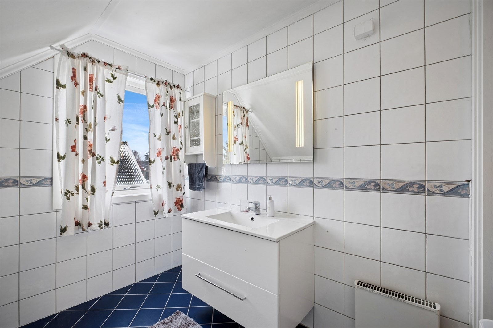 Stort og flislagt toalettrom med gulvvarme. Her er det innredning med nedfelt servant og wc. Det er også opplegg for dusj, slik at rommet kan omgjøres til et baderom. Galleribilde