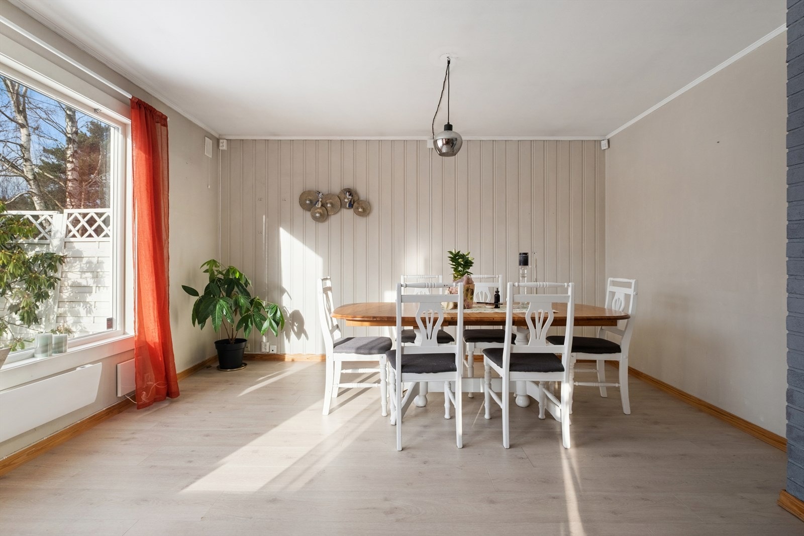 Her er det god plass til en stor spisegruppe, som passer perfekt ved sosiale sammenkomster. Galleribilde