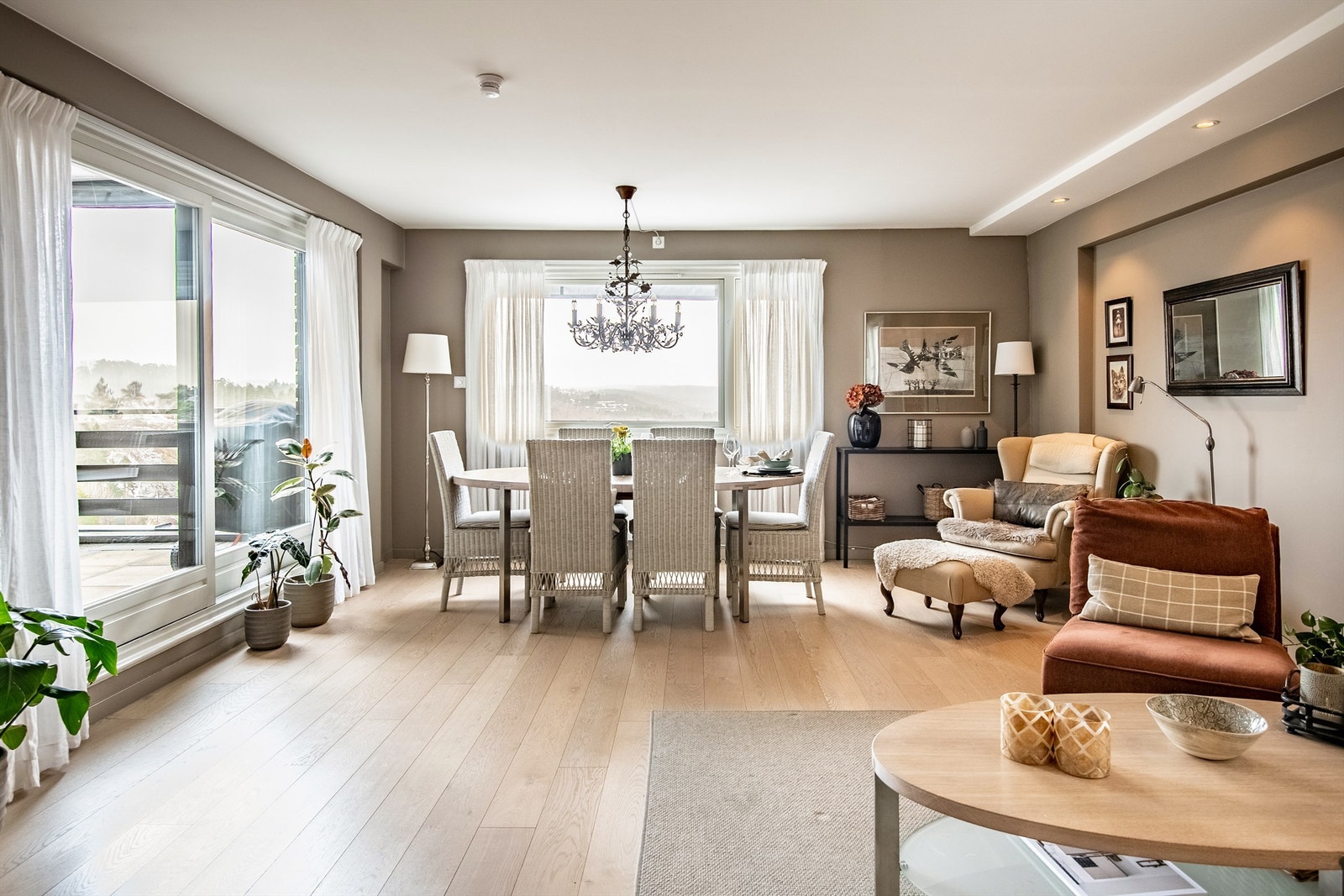 Overflatene i stuen ble sparklet og malt i 2017, noe som gir et helhetlig og tidsriktig uttrykk. Galleribilde