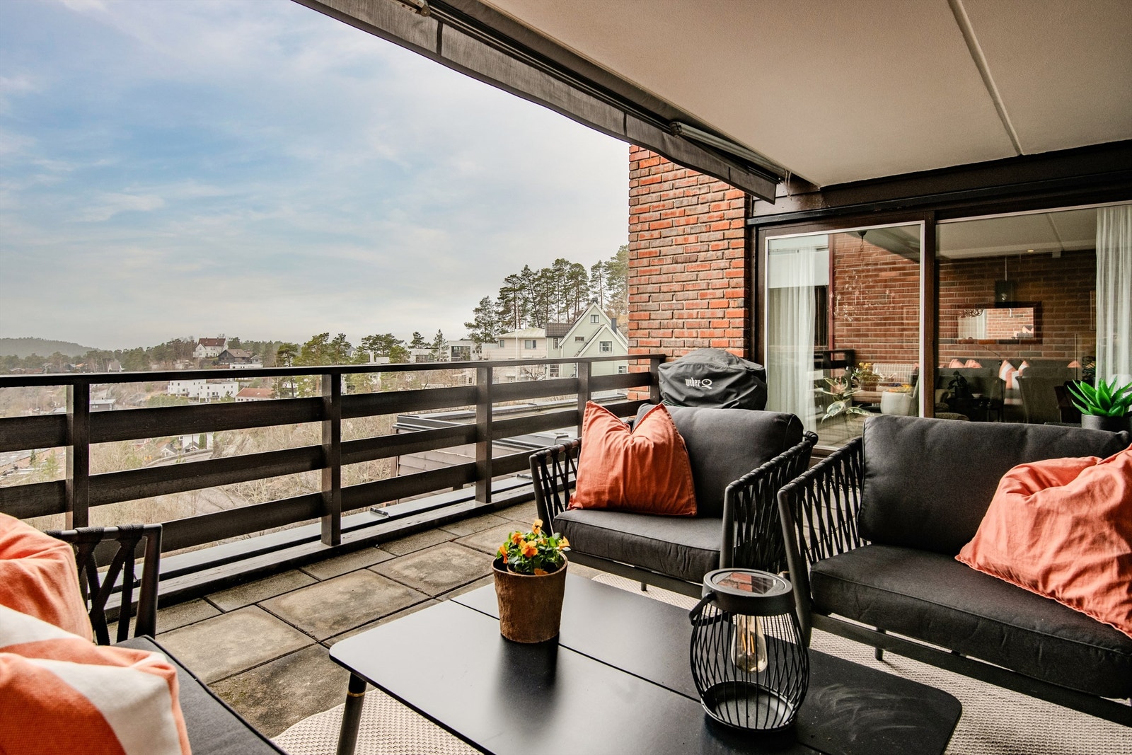 Velkommen til Knud Øyens vei 5C og denne flotte terrasseleiligheten med garasje - Presentert av Christoffer S. Akerjordet og Krogsveen Nordstrand Galleribilde