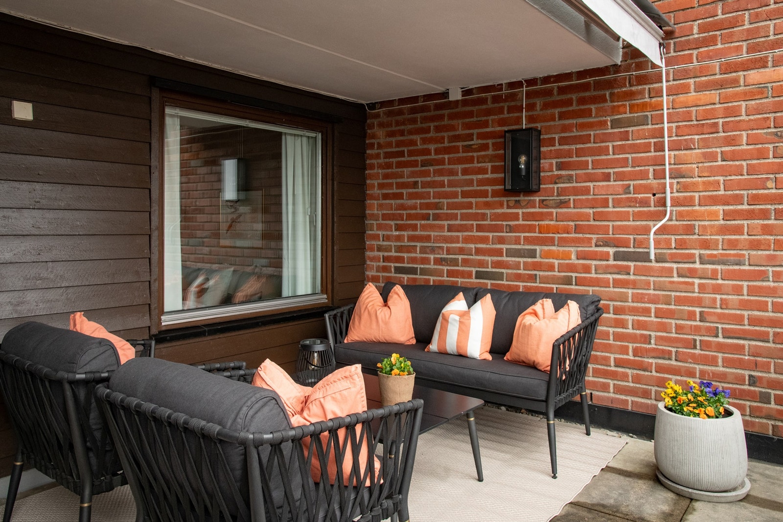 Her er det god plass til en romslig sittegruppe og grill. Galleribilde