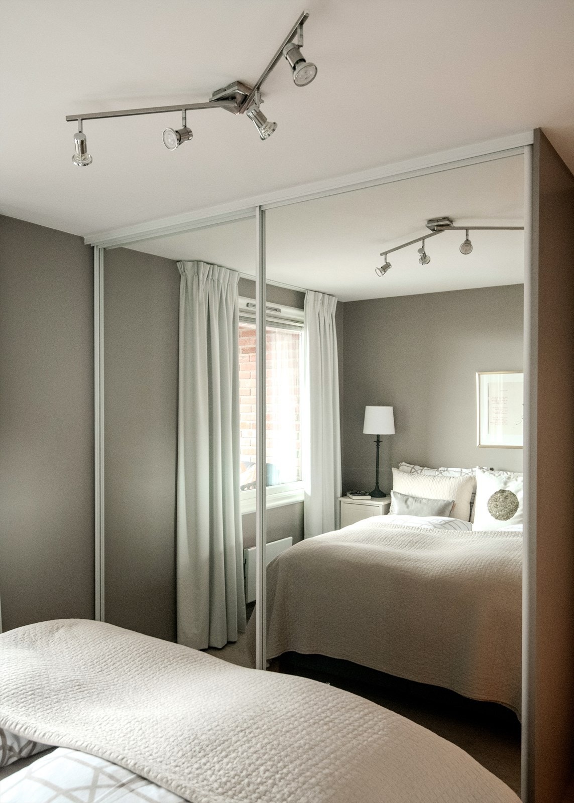 En romslig skyvedørsgarderobe med speilfronter gir rikelig med oppbevaringsplass. Galleribilde