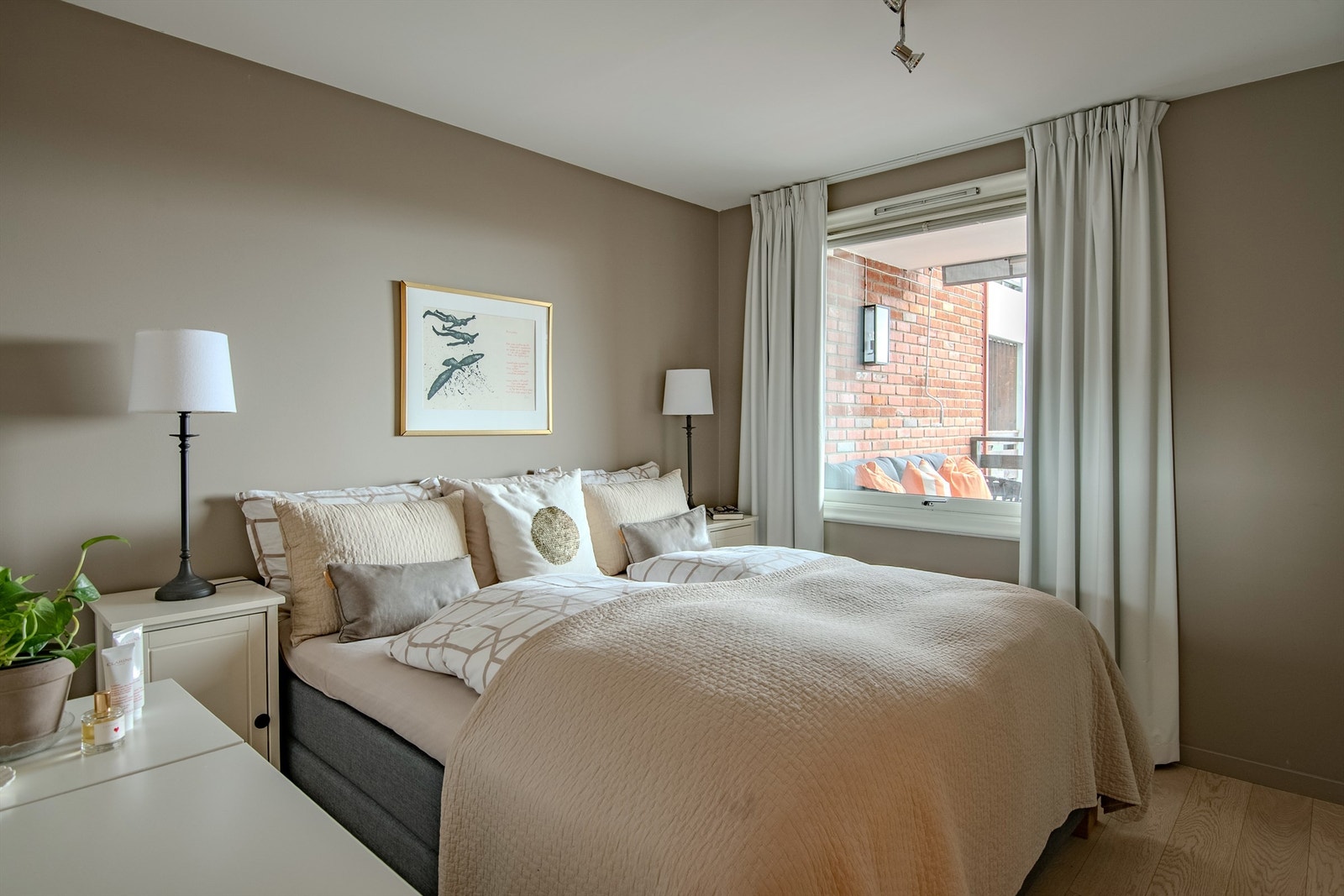 Soverommene har parkett på gulv og malte flater. Galleribilde