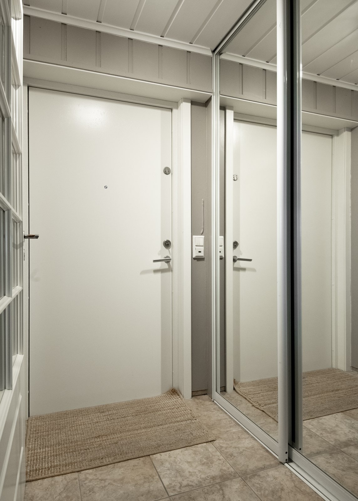 Entréen ønsker velkommen med flislagt gulv med varmekabler. Hovedytterdøren er fra 2023. Galleribilde