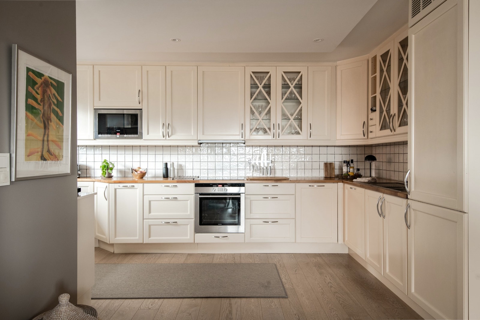 Kjøkkenet fra Huseby (2008) har profilerte fronter og en solid benkeplate i heltre. Galleribilde