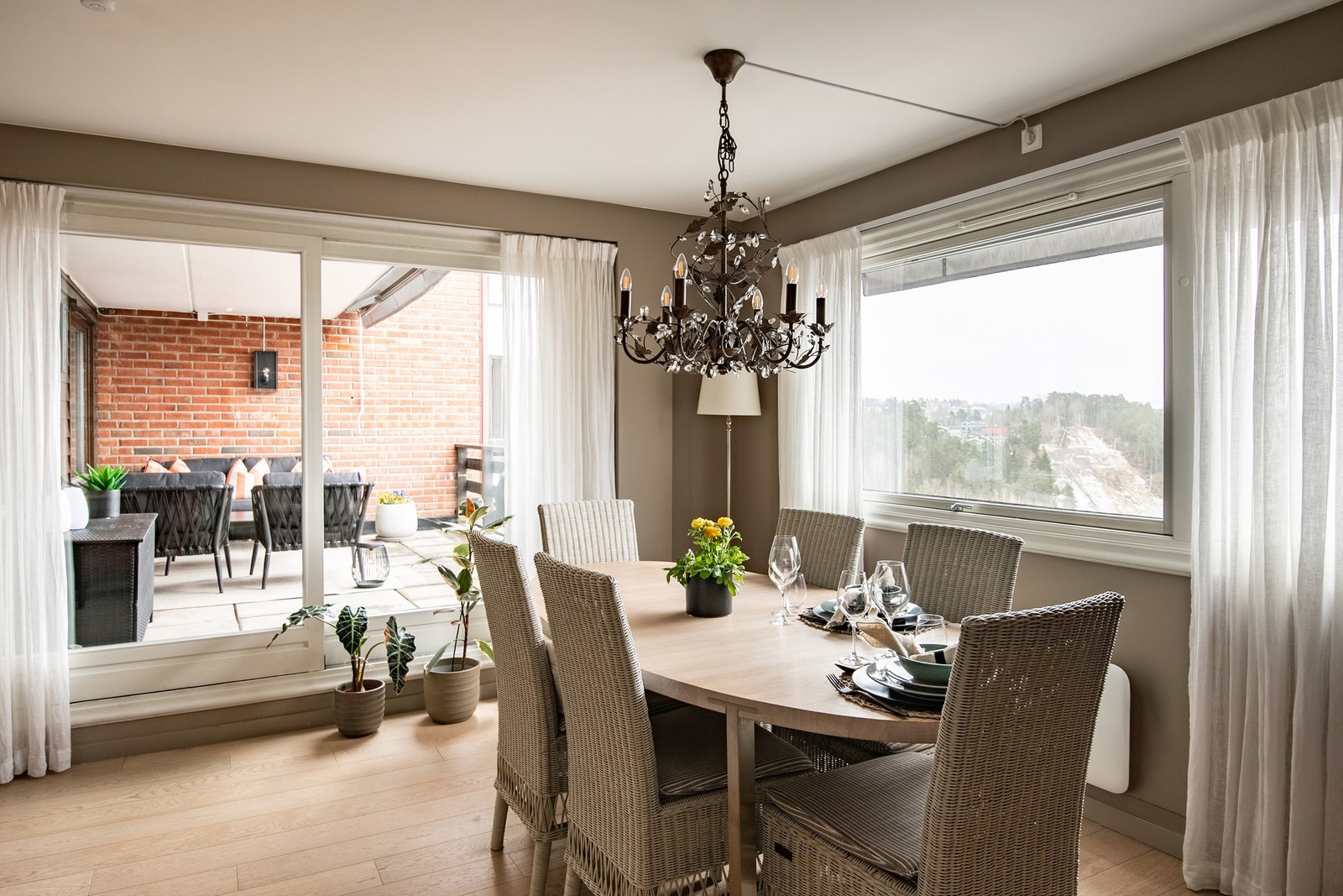 Fra spisestuen åpner en heve/skyvedør opp mot den overbygde terrassen på 17 m². Galleribilde