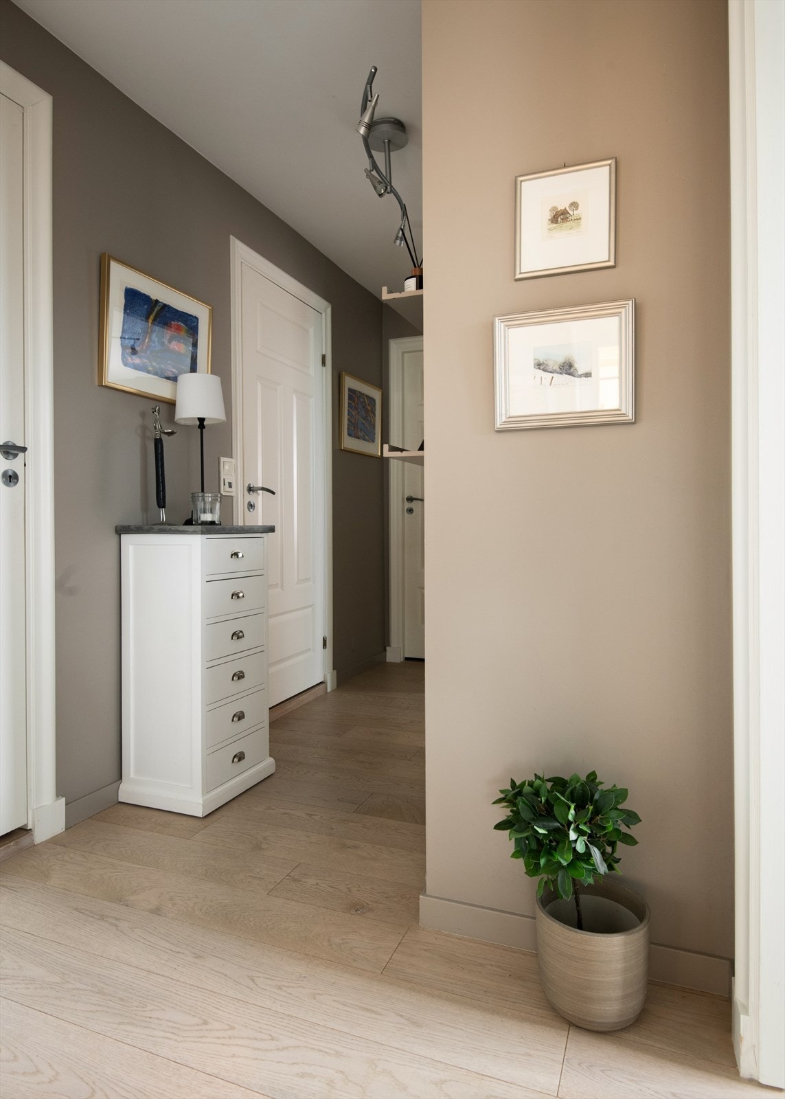 Gangen leder videre til soverommene, badet og en praktisk innvendig bod. Galleribilde