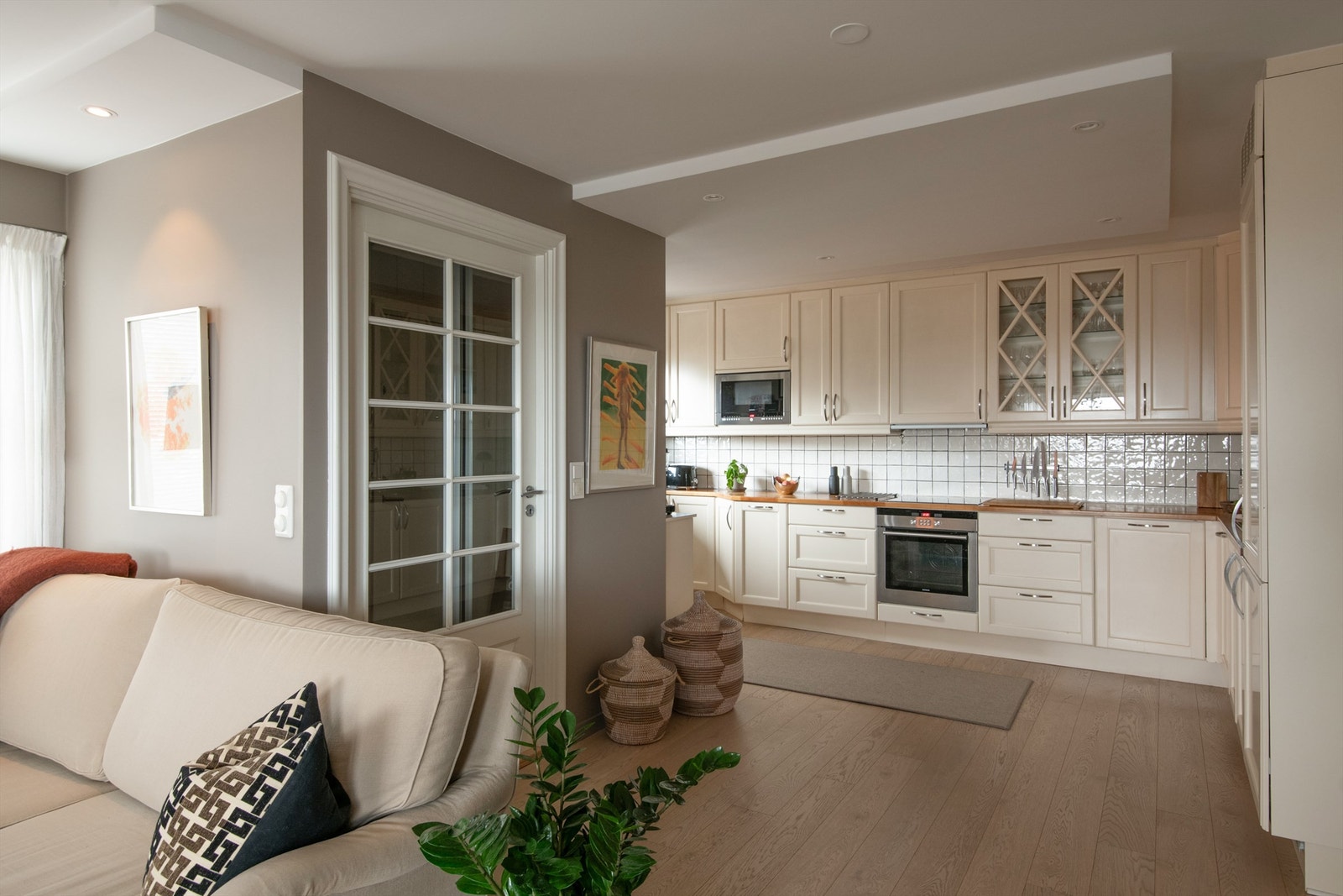 Kjøkkenet er velutstyrt med integrert stekeovn, induksjonstopp og micro. Kjøl/fryseskap er fra 2021. Galleribilde