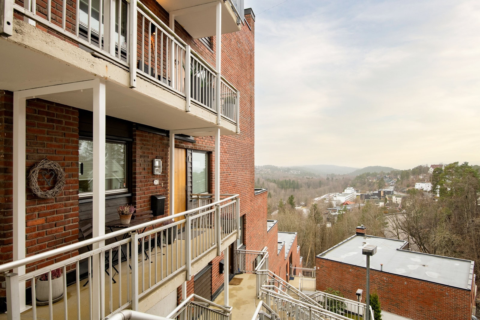 Leiligheten ligger i en terrassert blokk fra 1981. Parkeringsplass med elbillader i felles garasjeanlegg medfølger. Galleribilde