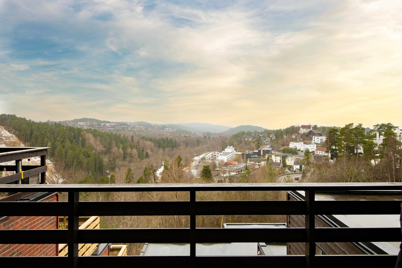 Kort vei til offentlig kommunikasjon, med Ljan stasjon og Ljabru trikkestopp innen ca. 10 minutters gange. Galleribilde