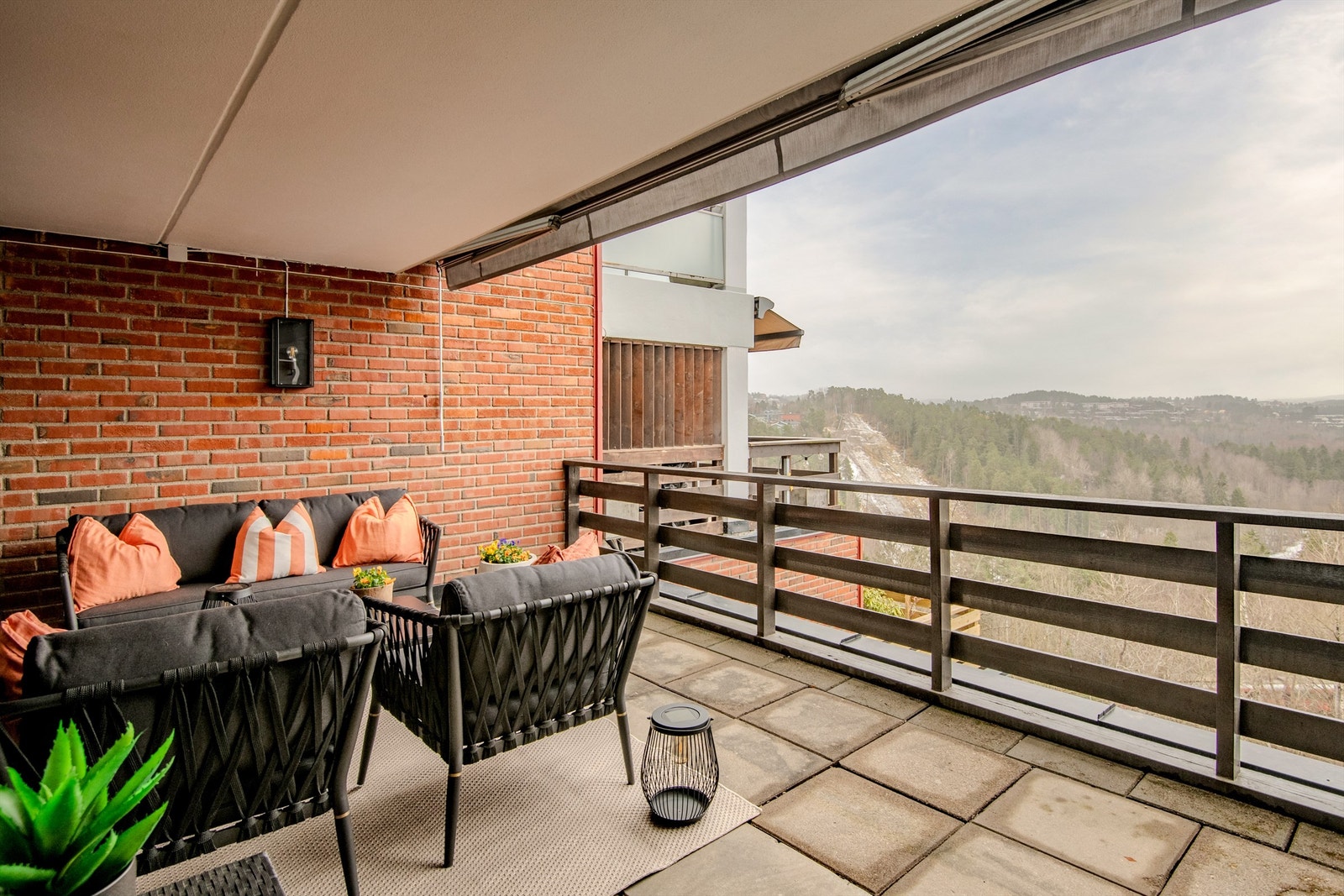 Den store, overbygde terrassen er en flott forlengelse av stuen. Galleribilde