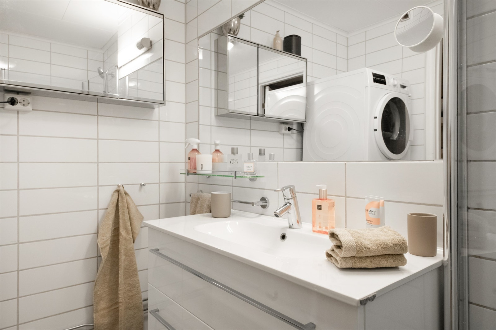 Badet ble totalrehabilitert i 2007 og har en stilren innredning fra VVS senter på Alna. Galleribilde