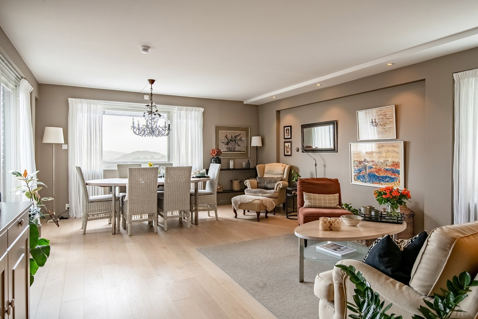 Stuen er romslig og lett å møblere, med god plass til både sofagruppe og spisebord. Galleribilde