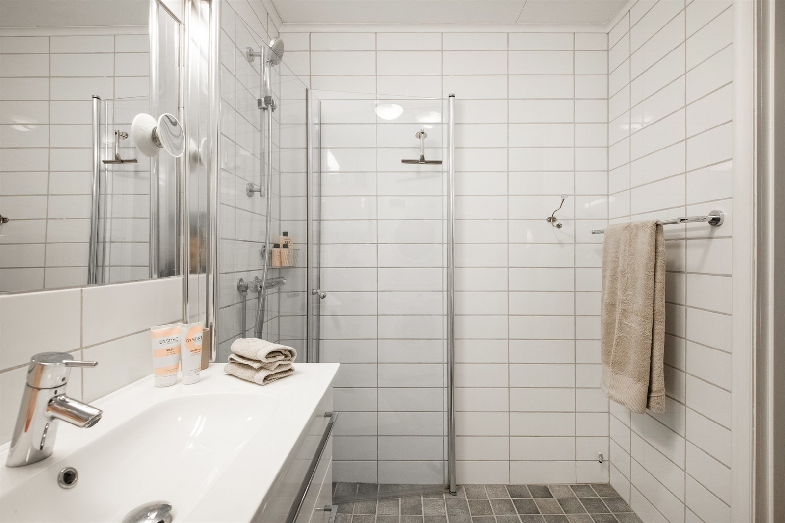 Rommet har flislagte overflater, elektriske varmekabler i gulvet og mekanisk avtrekk. Galleribilde