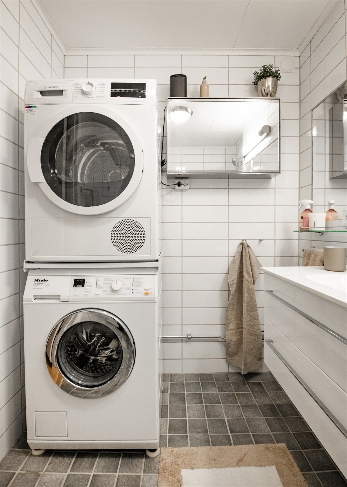 Her er det opplegg for vaskemaskin og plass til tørketrommel i søyle. Galleribilde
