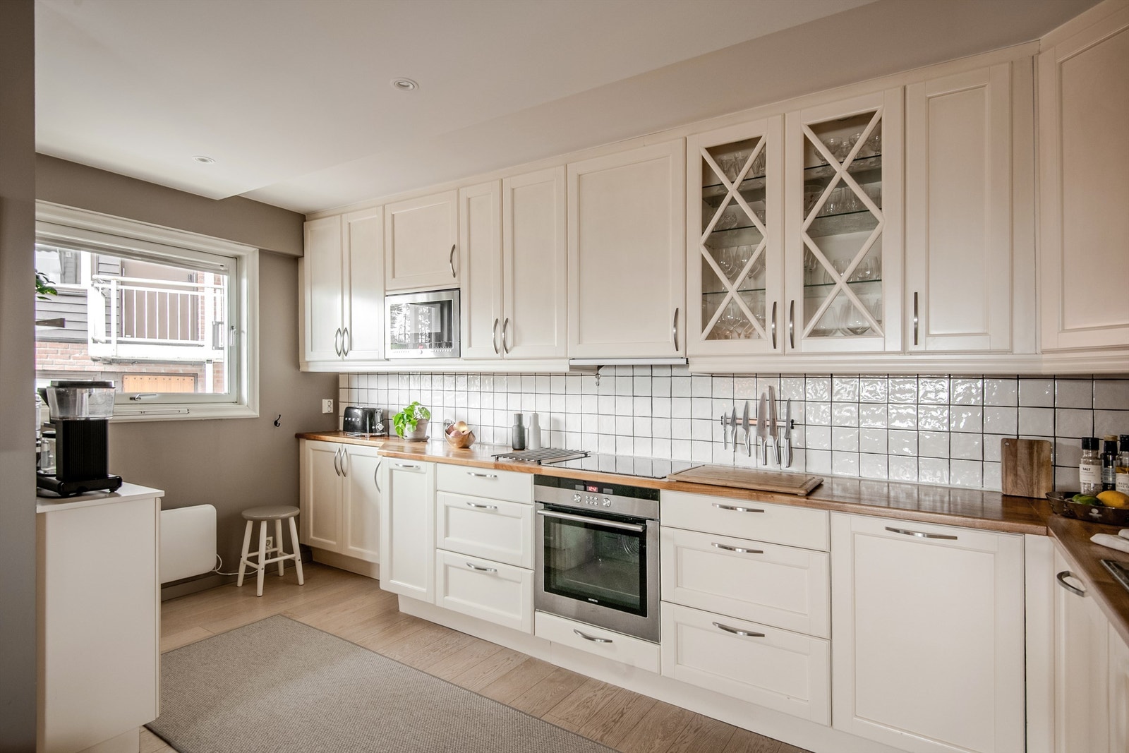 Rikelig med skap- og benkeplass, supplert med vitrineskap som gir et luftig preg. Galleribilde