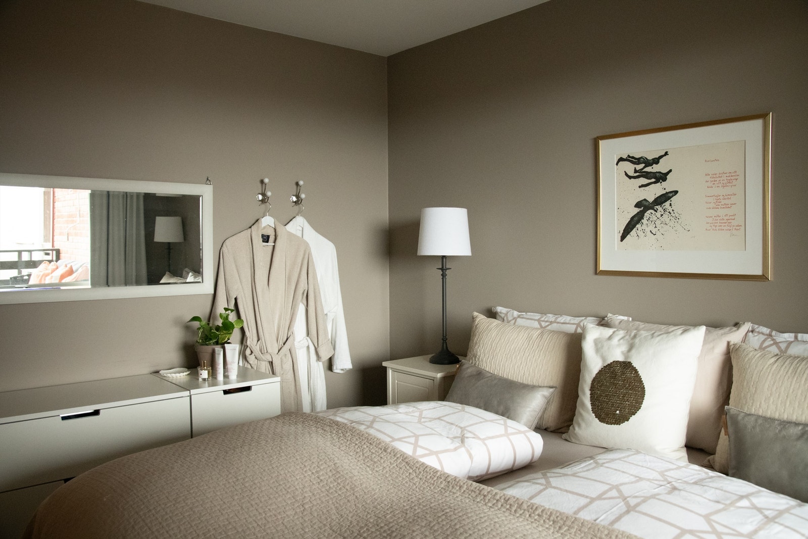 Hovedsoverommet har god plass til dobbeltseng og tilhørende møblement. Galleribilde