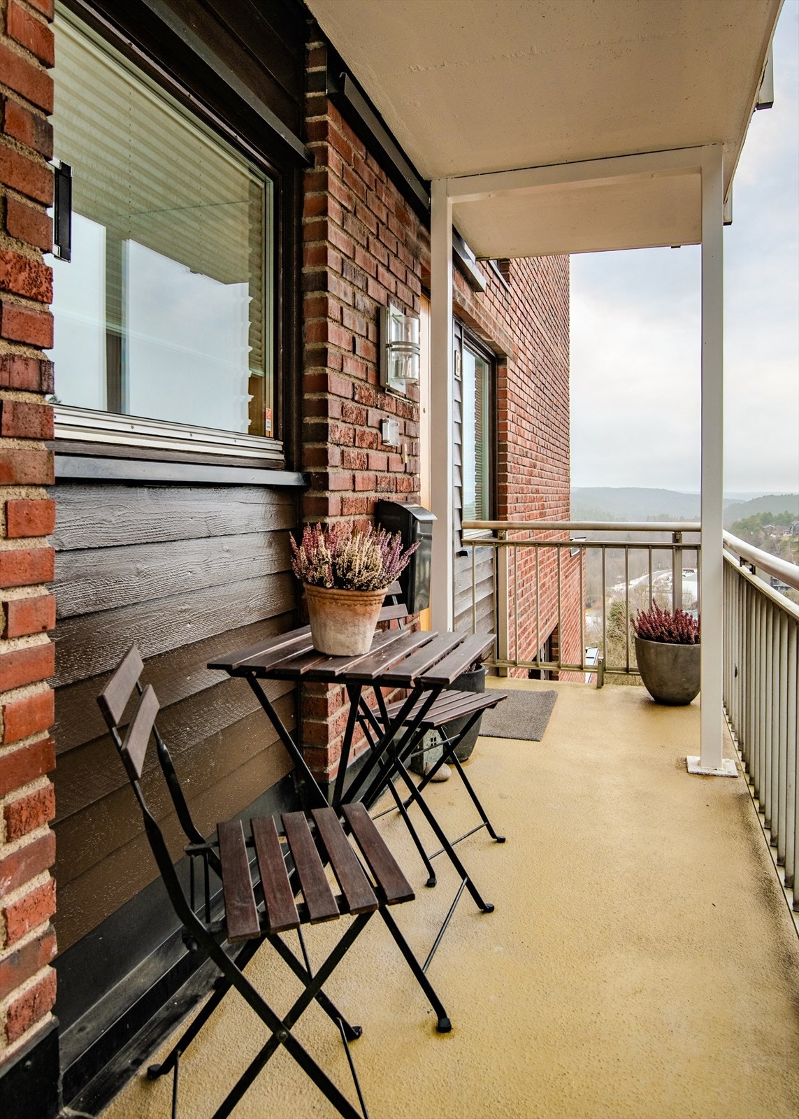 En hyggelig og overbygget inngangssone. Galleribilde