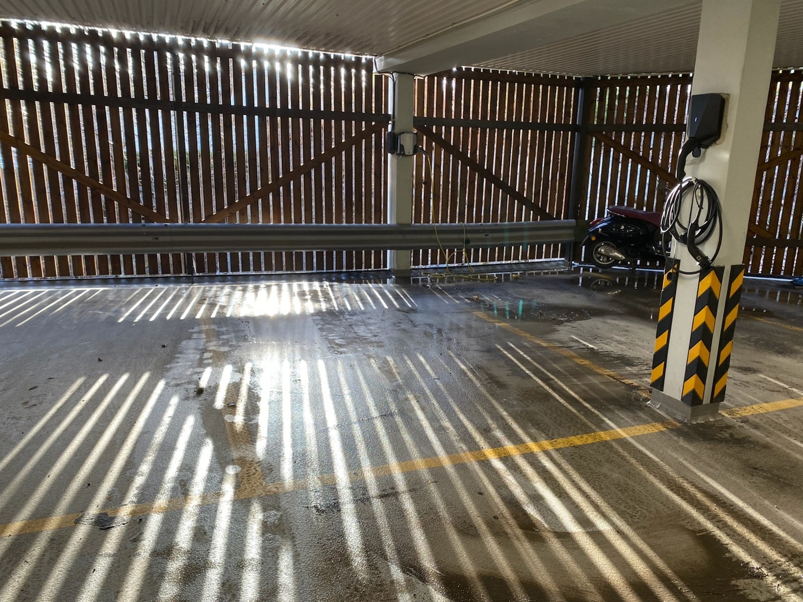 Med boligen følger en garasjeplass i lukket garasje med egen lader Galleribilde