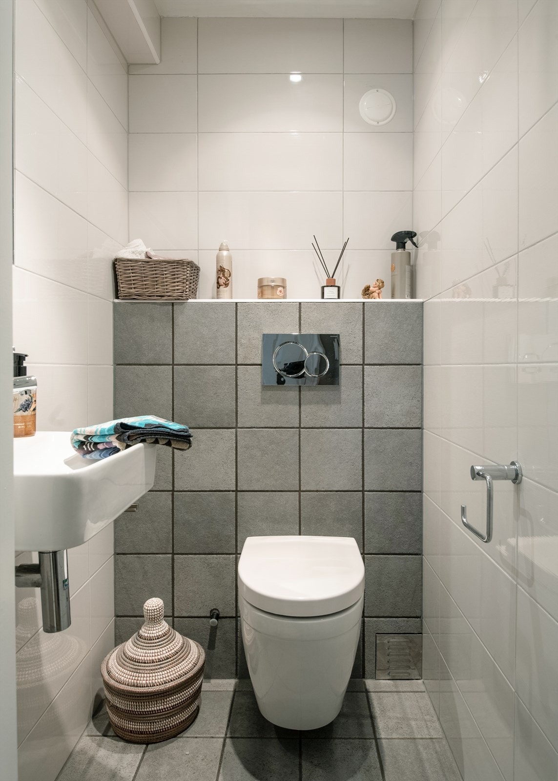 Separat toalettrom, oppusset i 2012, med vegghengt toalett og varmekabler i gulvet. Galleribilde