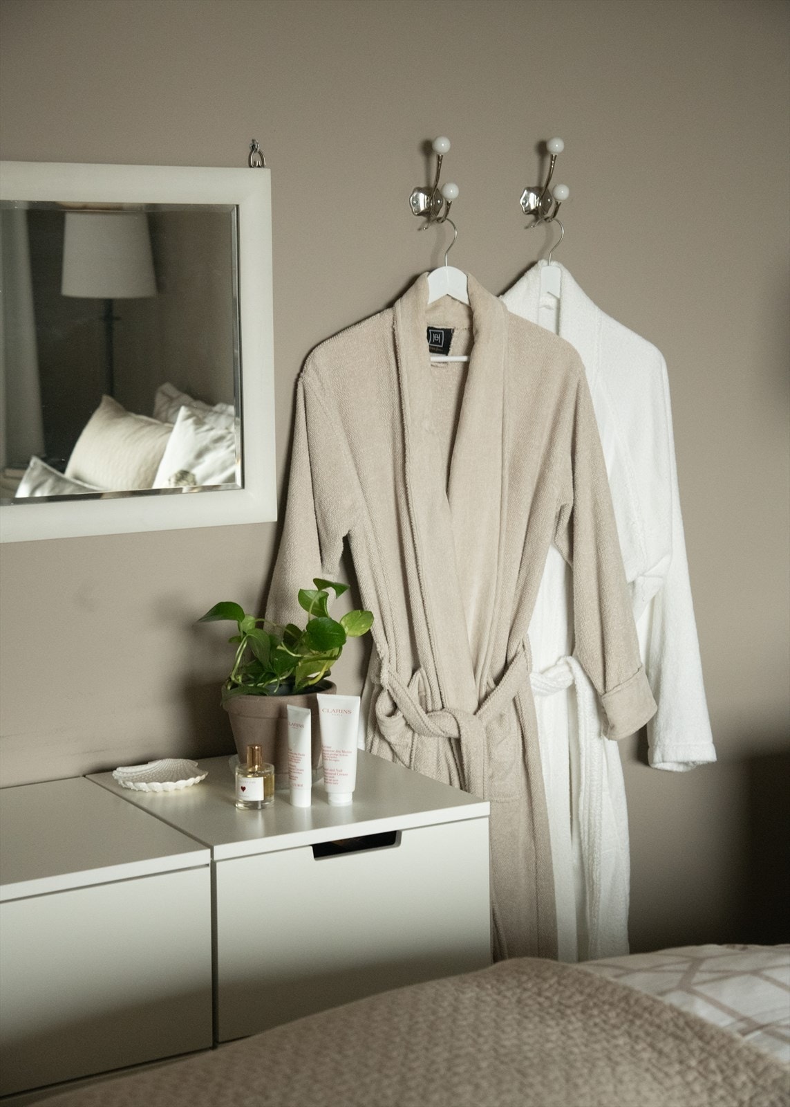 Rolige og behagelige fargetoner på soverommet. Galleribilde