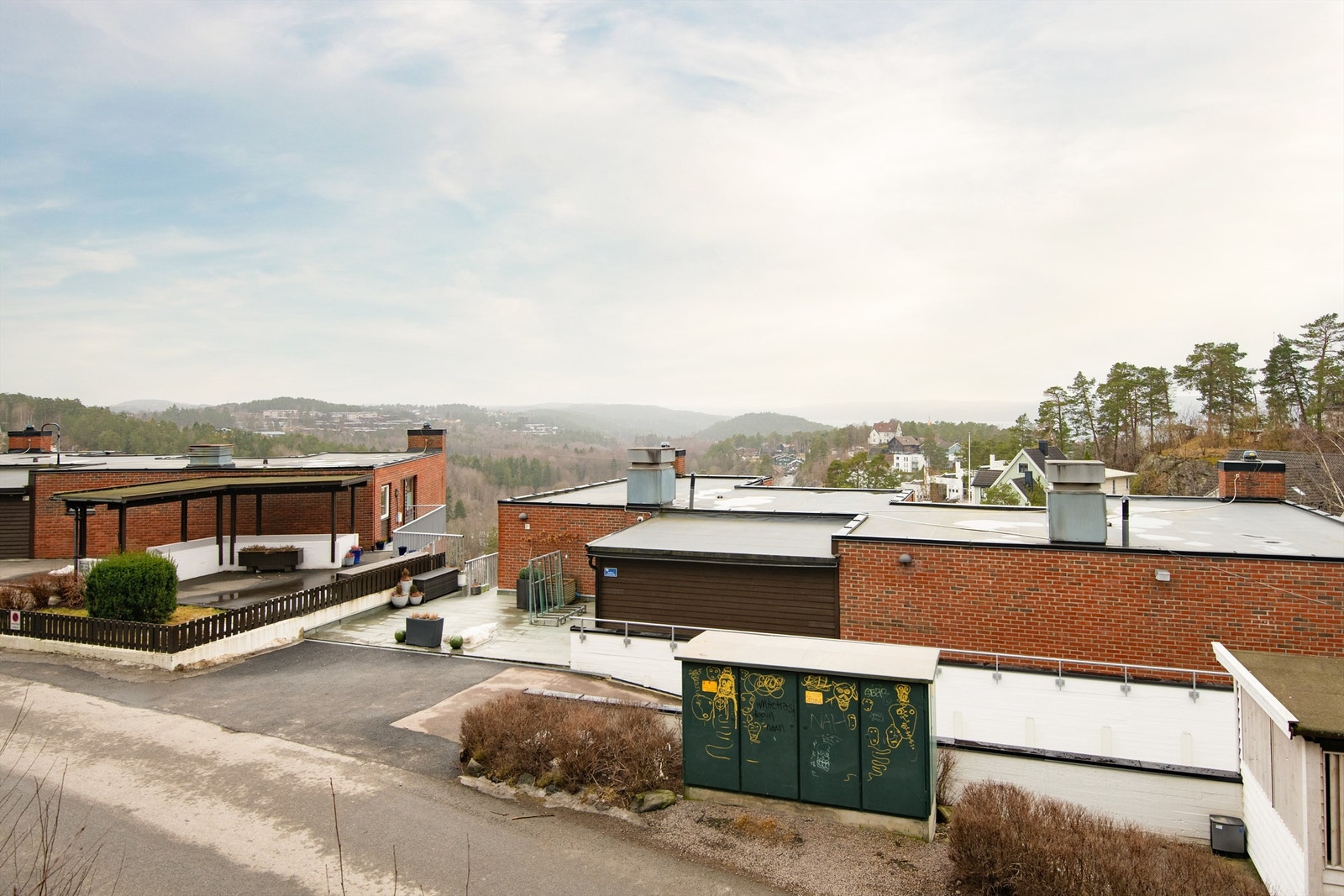 Eiendommen er del av et veletablert sameie i et rolig og barnevennlig nabolag, med nærhet til skog og sjø. Galleribilde