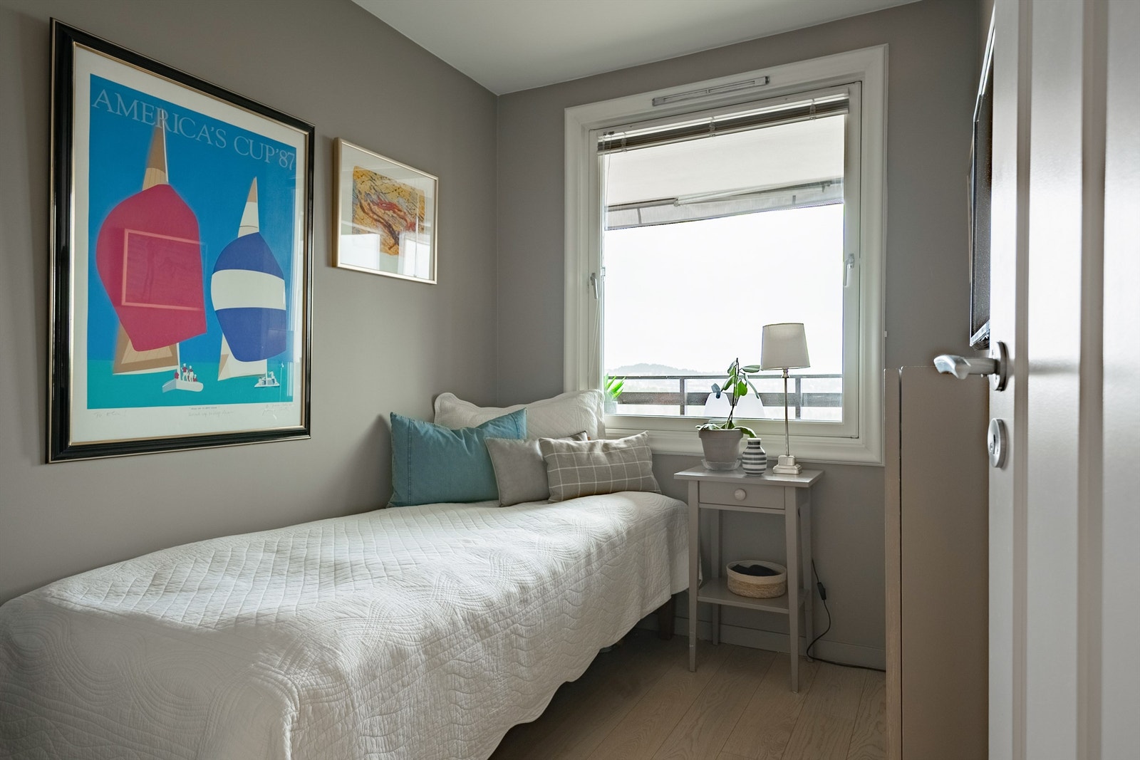 Det andre soverommet egner seg godt som barnerom, gjesterom eller kontor. Galleribilde