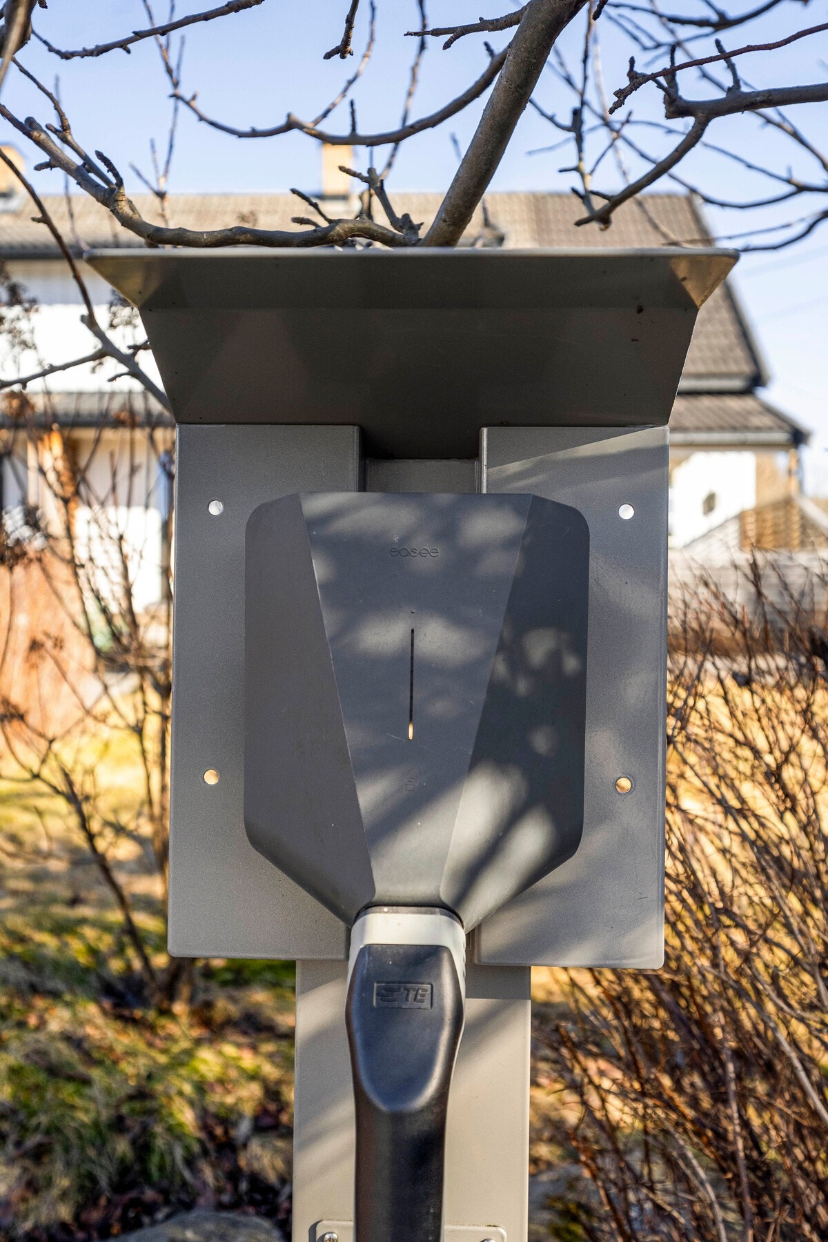 Parkering på egen tomt med elbillader. Galleribilde