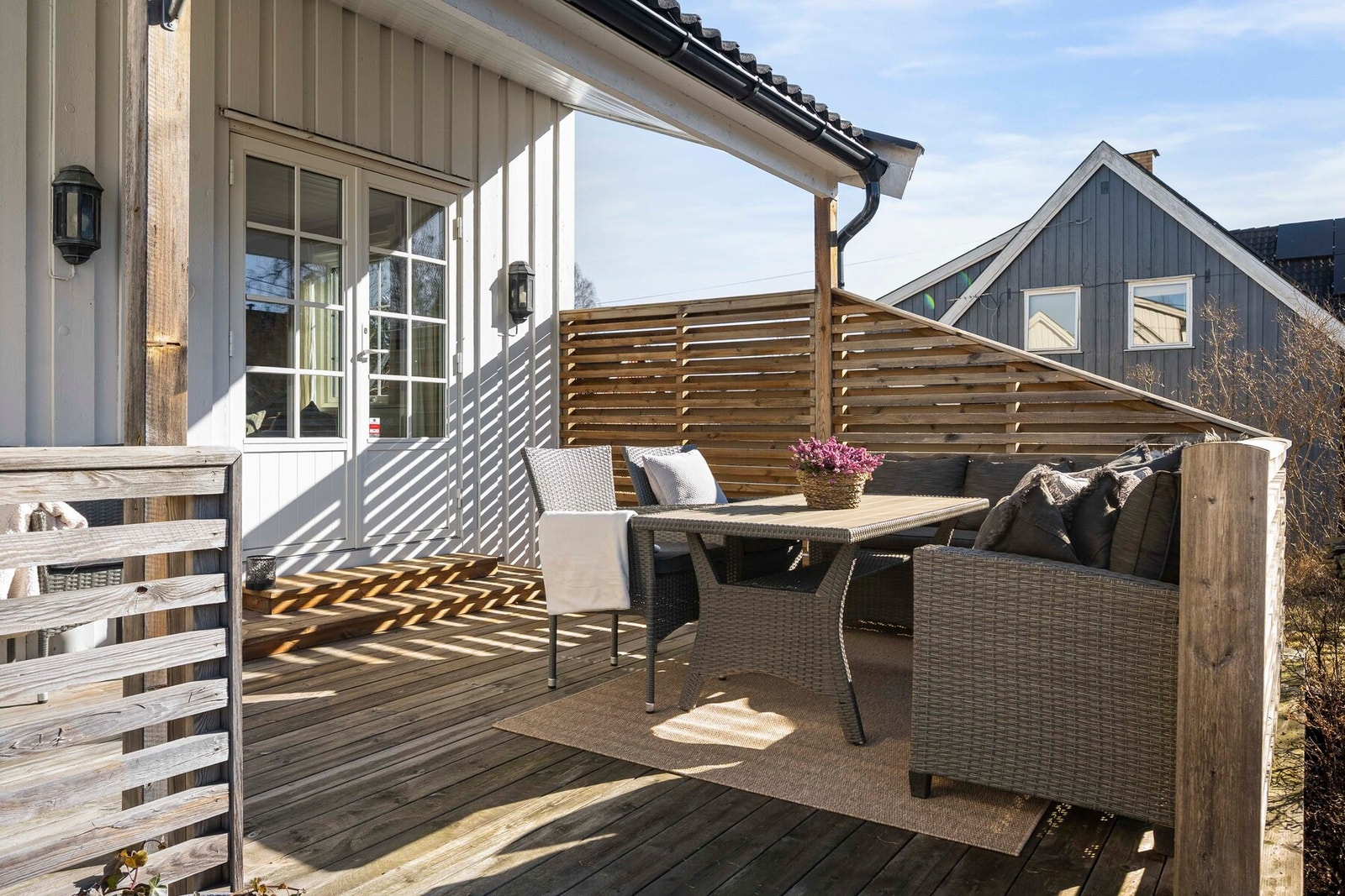 Fra terrassen er det direkte adkomst til hagen. Galleribilde