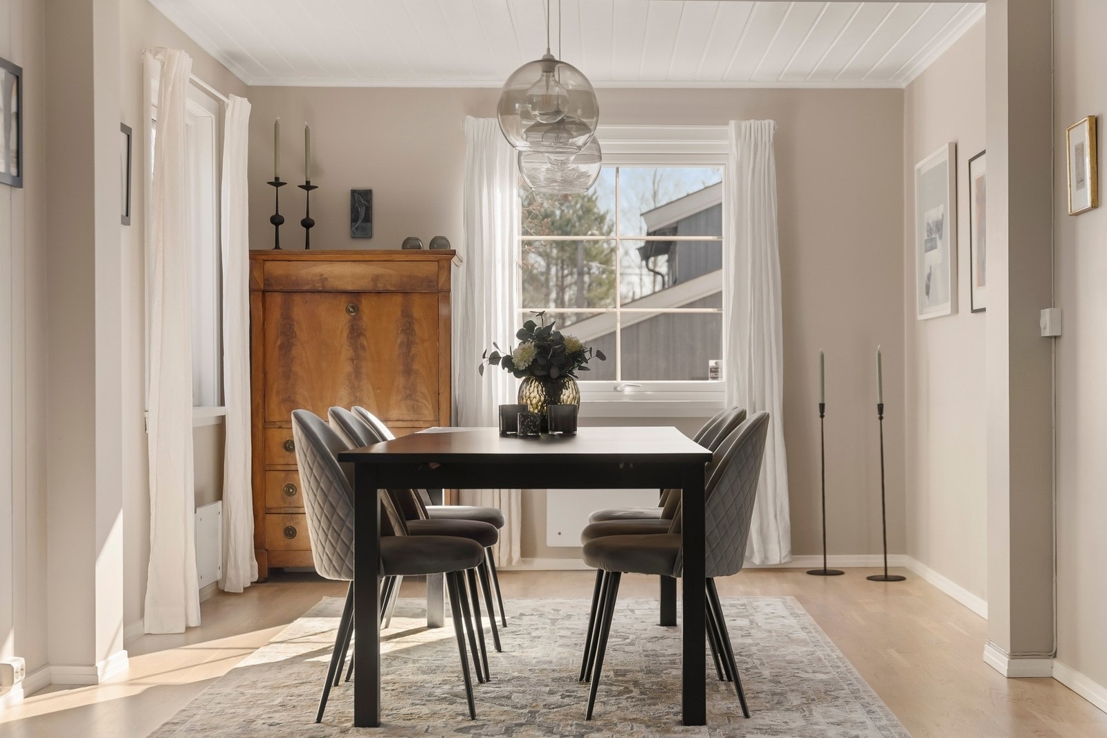 I spisestuen er det god plass til langbord, perfekt for den som er glad i å invitere familie og venner på god mat og drikke. Galleribilde